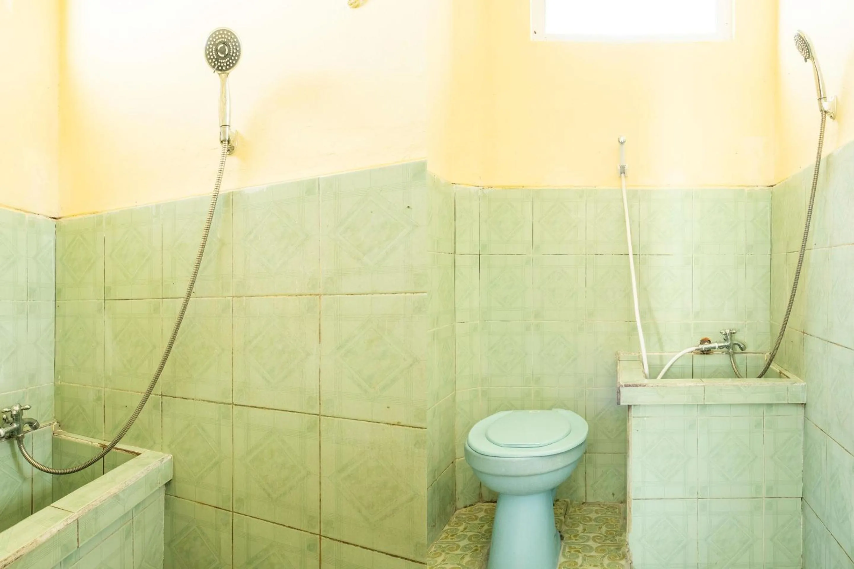 Bathroom in SPOT ON 1970 Hotel Priangan