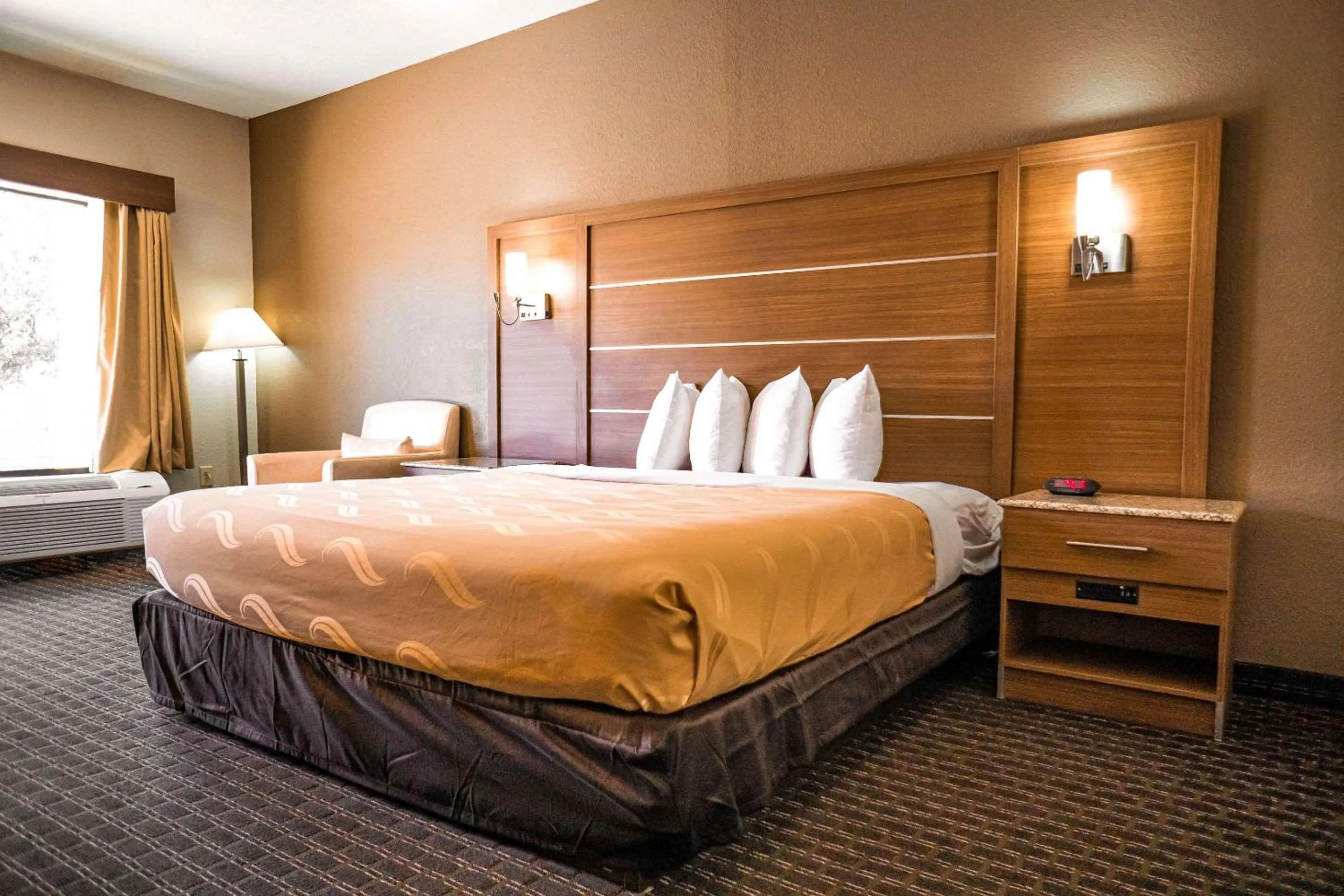 Bedroom, Bed in Quality Inn & Suites near Six Flags - Austell