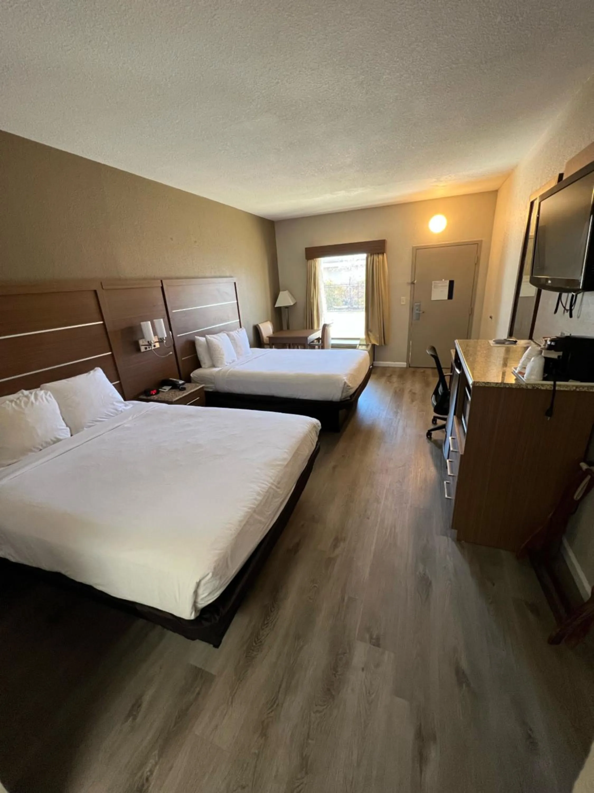 Bed in Quality Inn & Suites near Six Flags - Austell