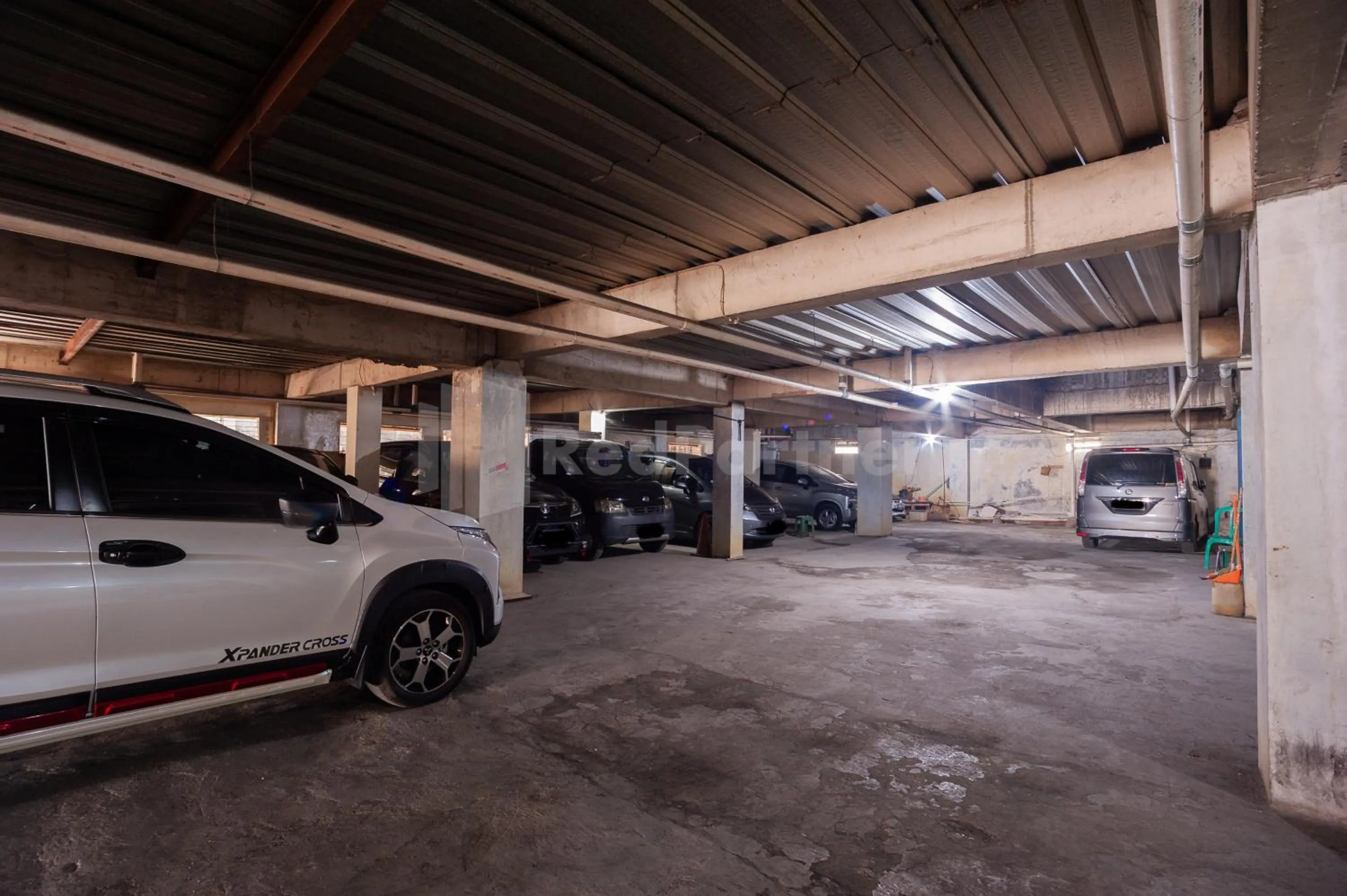 Parking in J&B Rooms Pramuka Jakarta Mitra RedDoorz