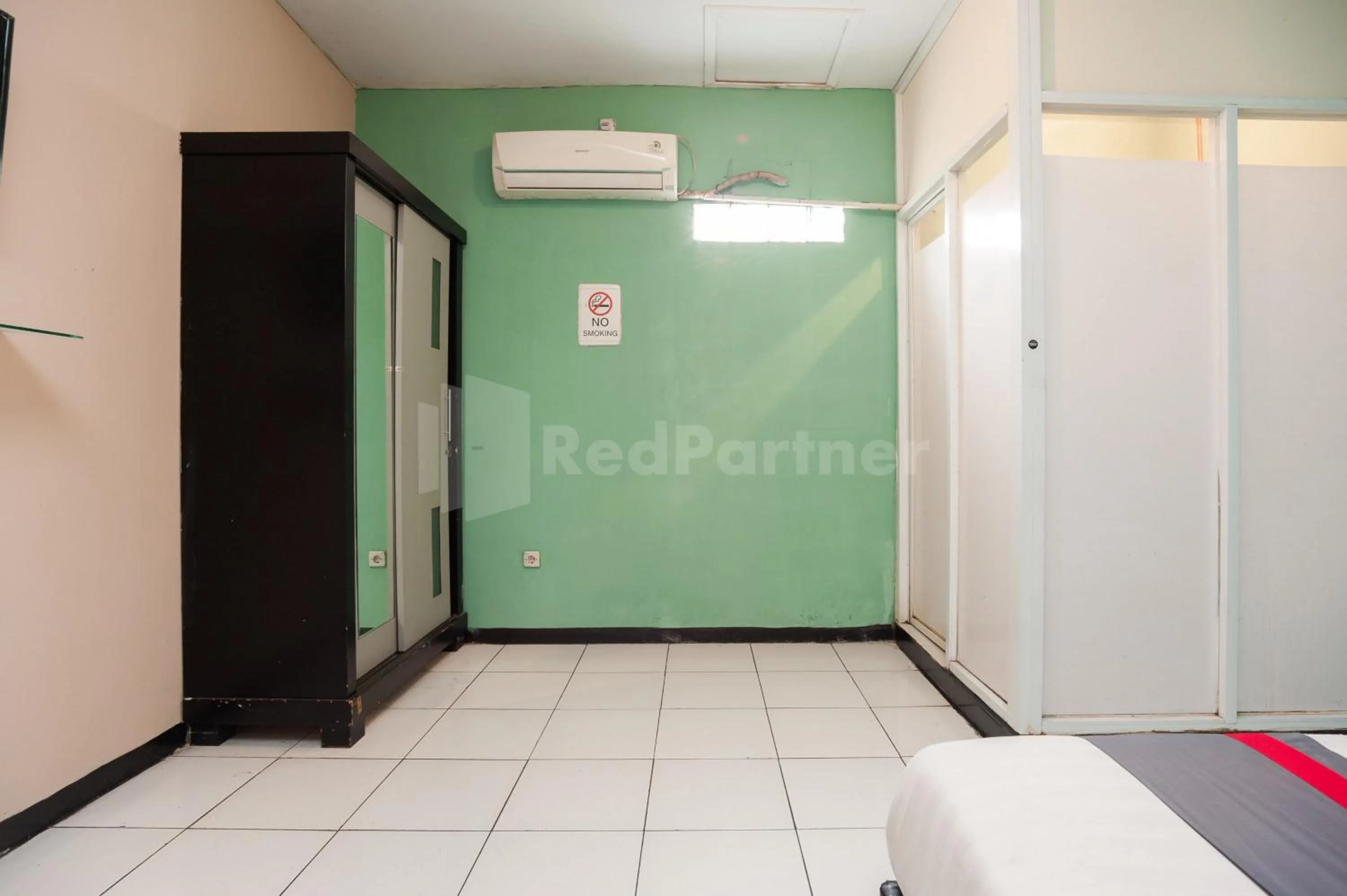 Bed in J&B Rooms Pramuka Jakarta Mitra RedDoorz