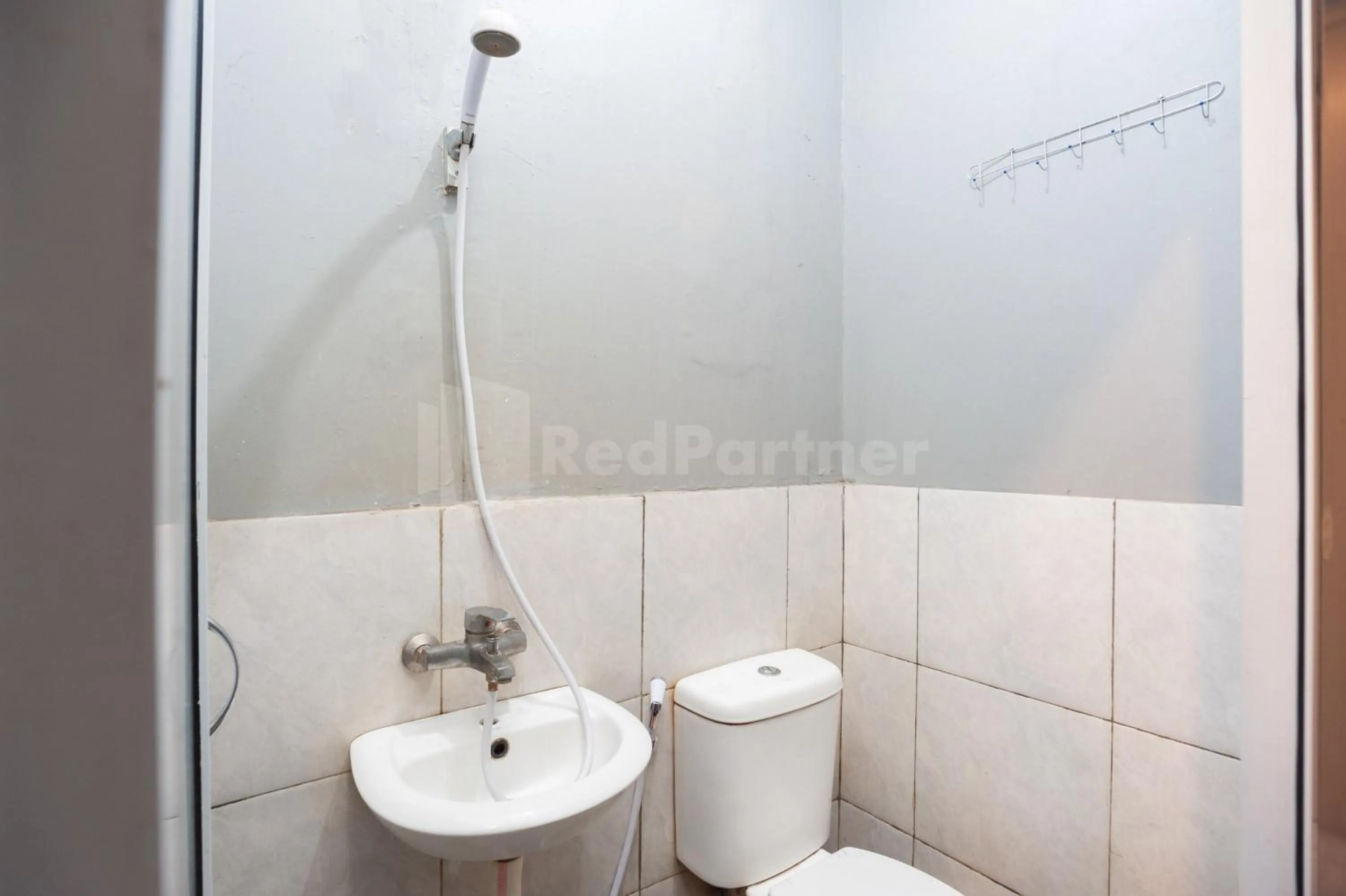 Bathroom in J&B Rooms Pramuka Jakarta Mitra RedDoorz