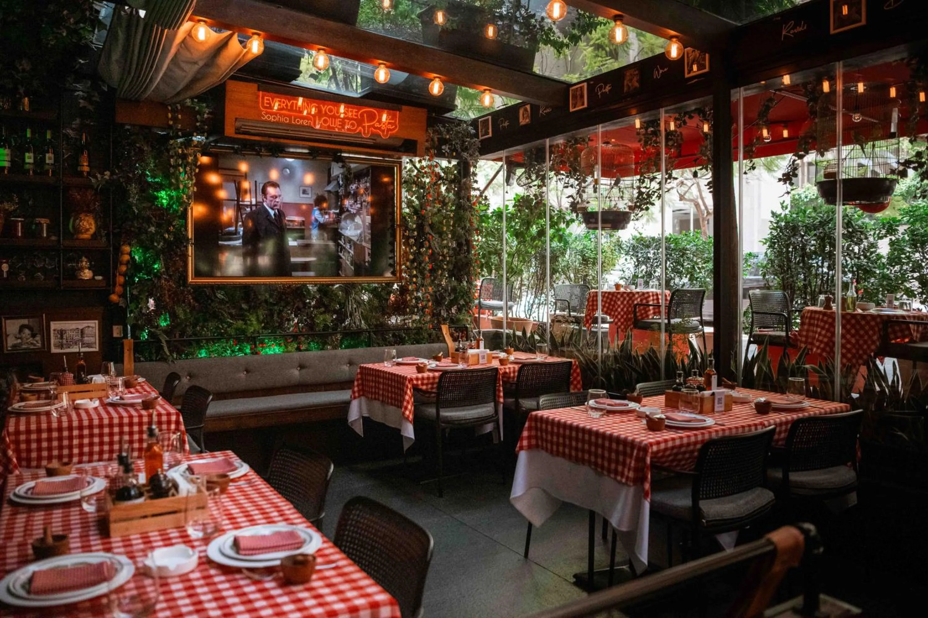 Restaurant/places to eat in The Smallville Hotel