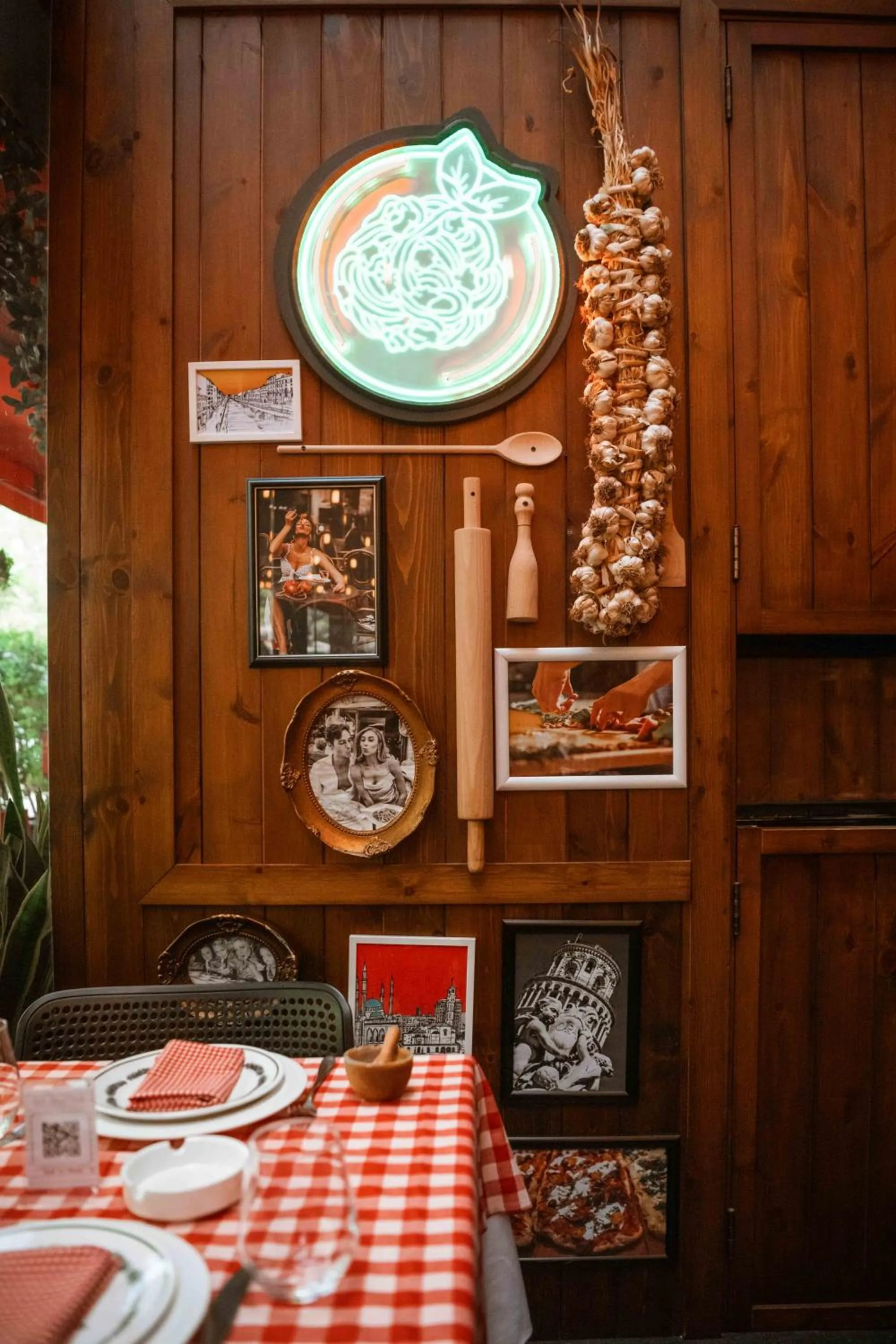 Restaurant/places to eat in The Smallville Hotel