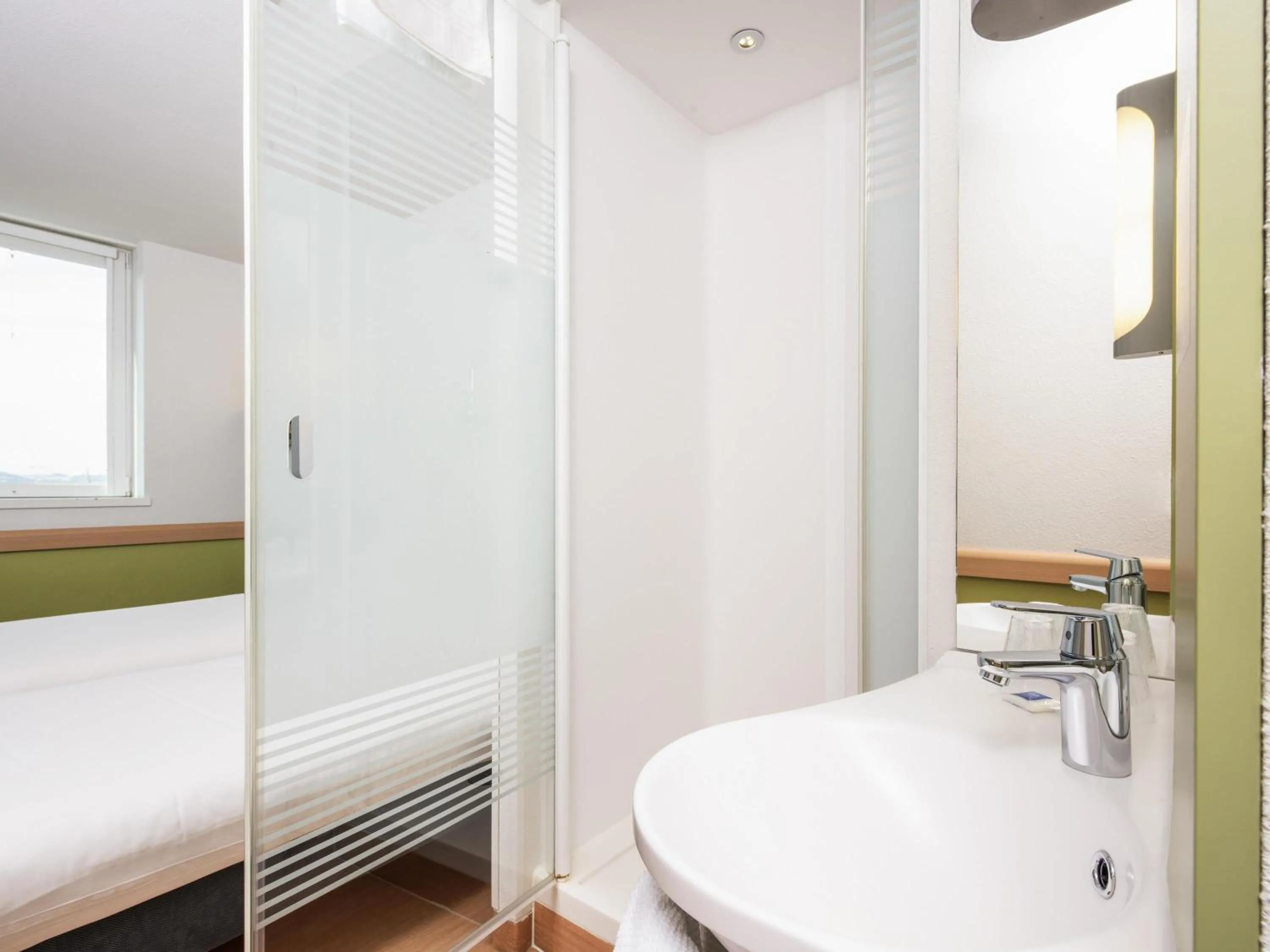 Bedroom, Bed in ibis budget Bern Expo