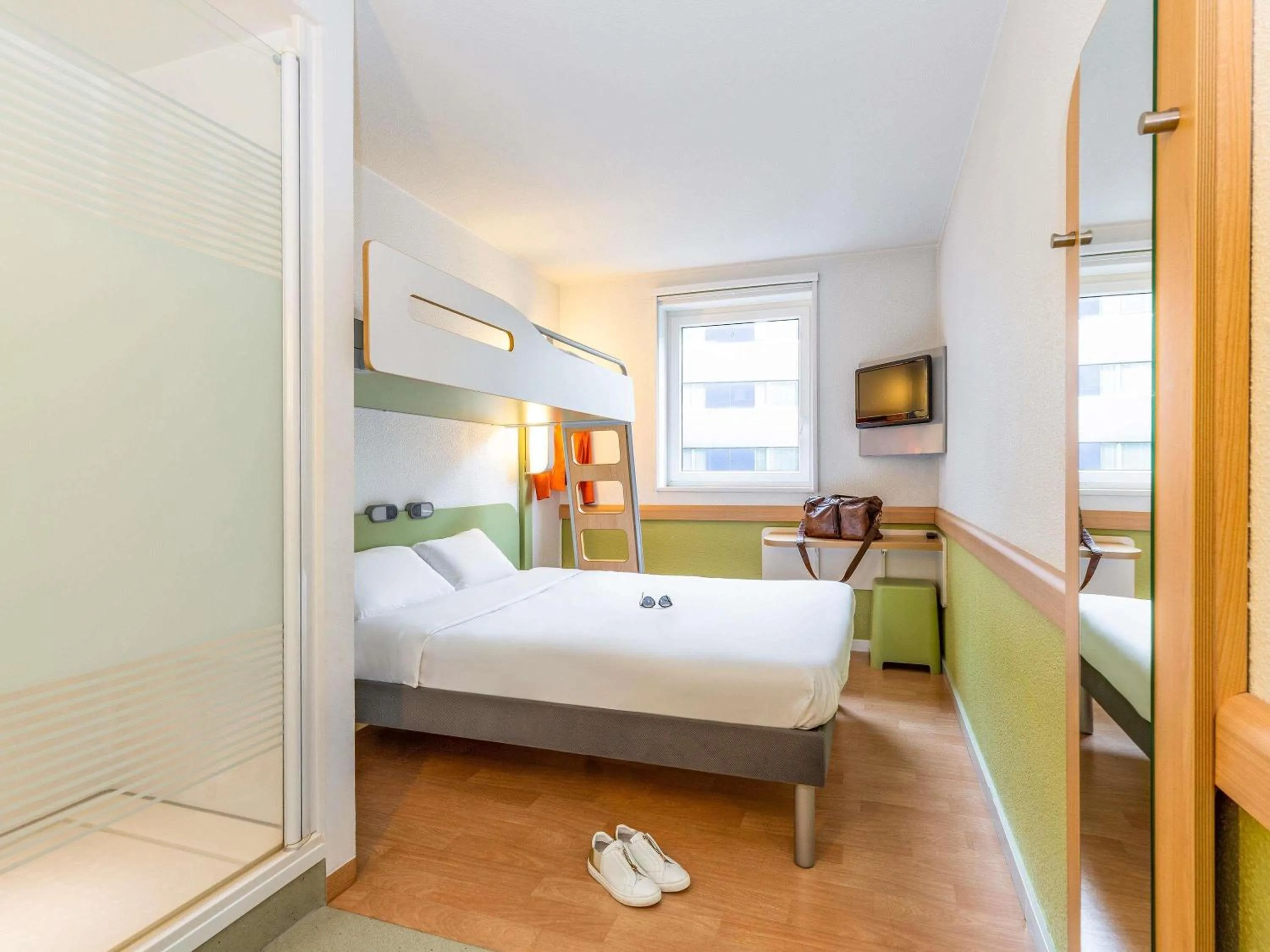 Property building, Bed in ibis budget Zurich City West
