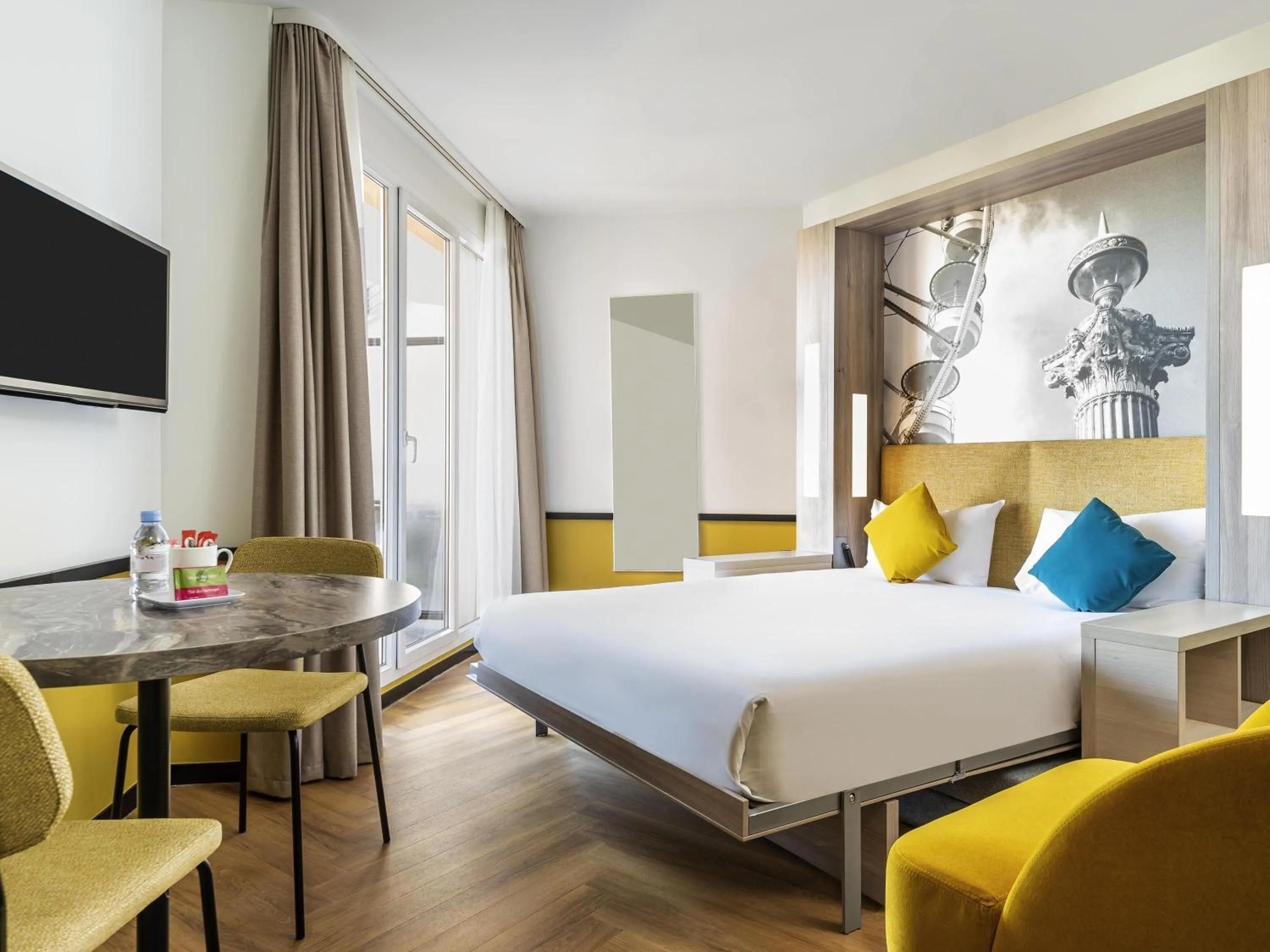 Property building, Bed in Aparthotel Adagio Paris Montrouge