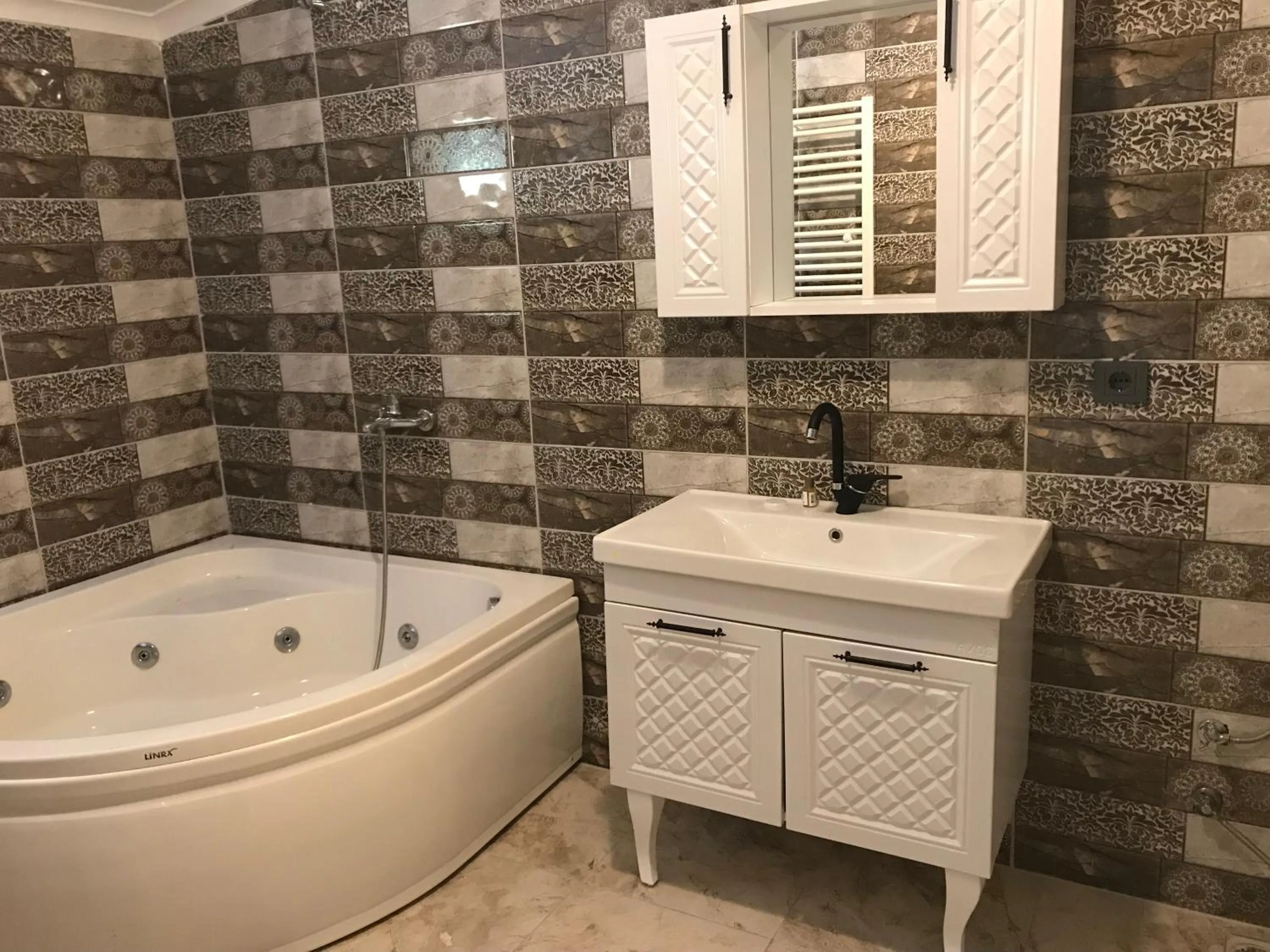 Shower in Yedigoller Hotel & Restaurant