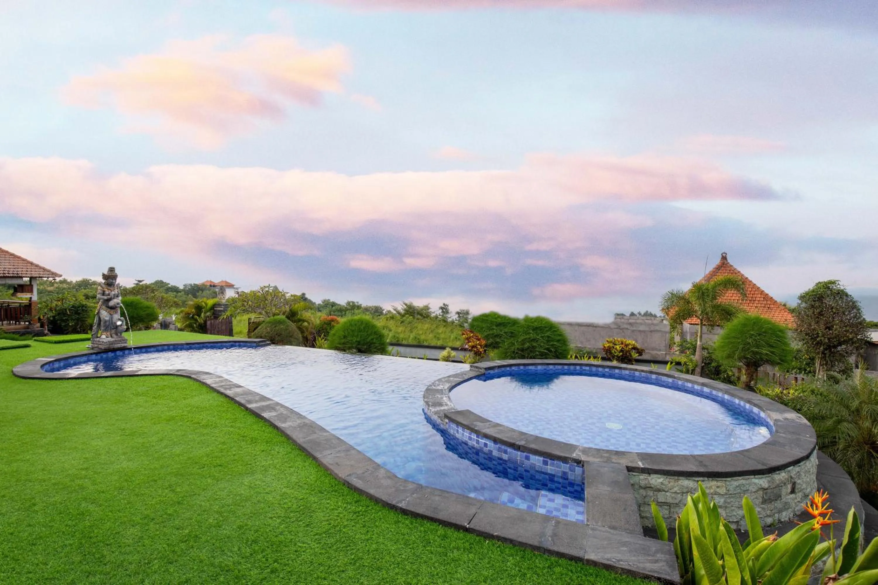 Swimming pool in Reynten Hill