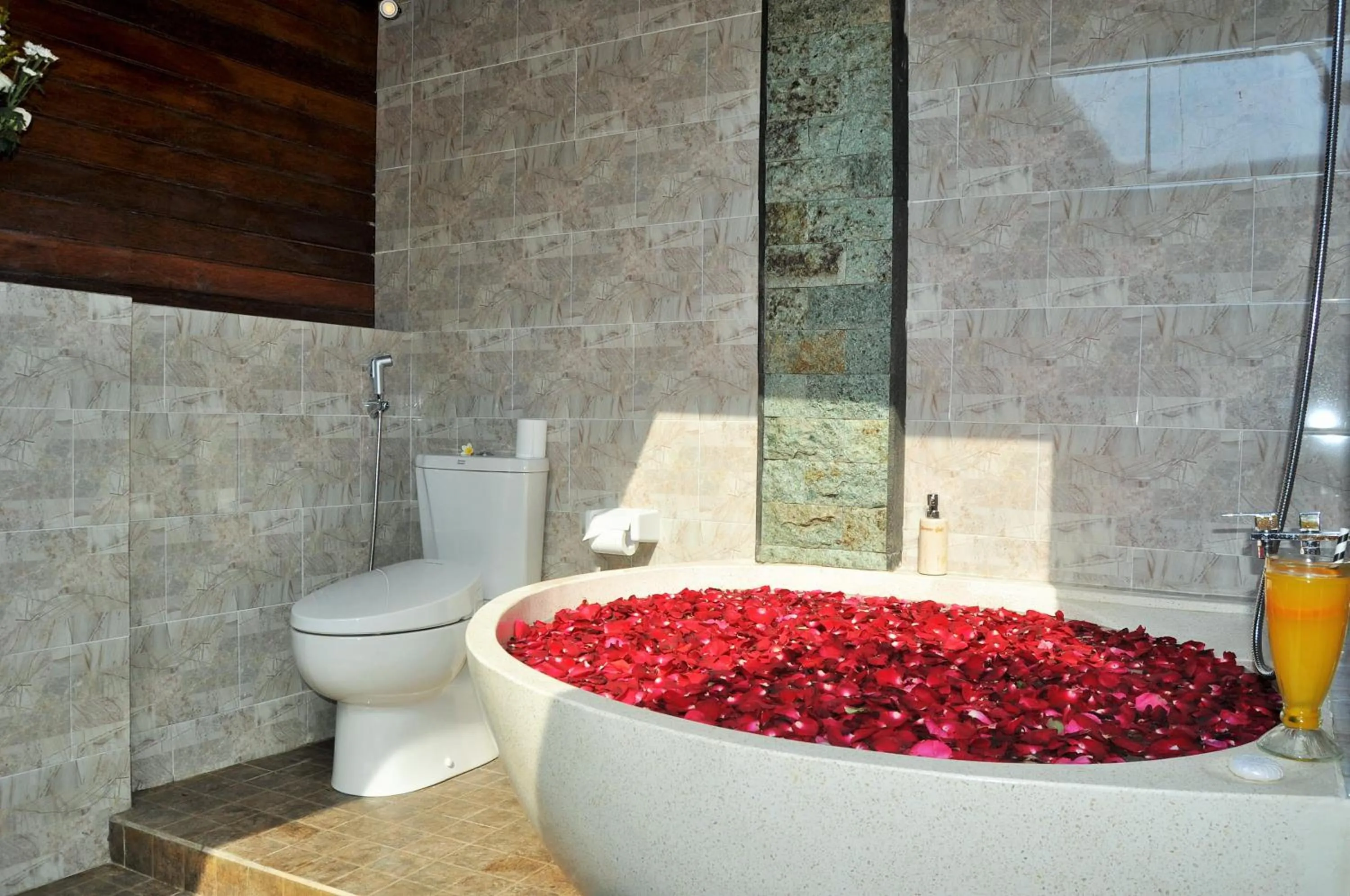 Shower in Reynten Hill