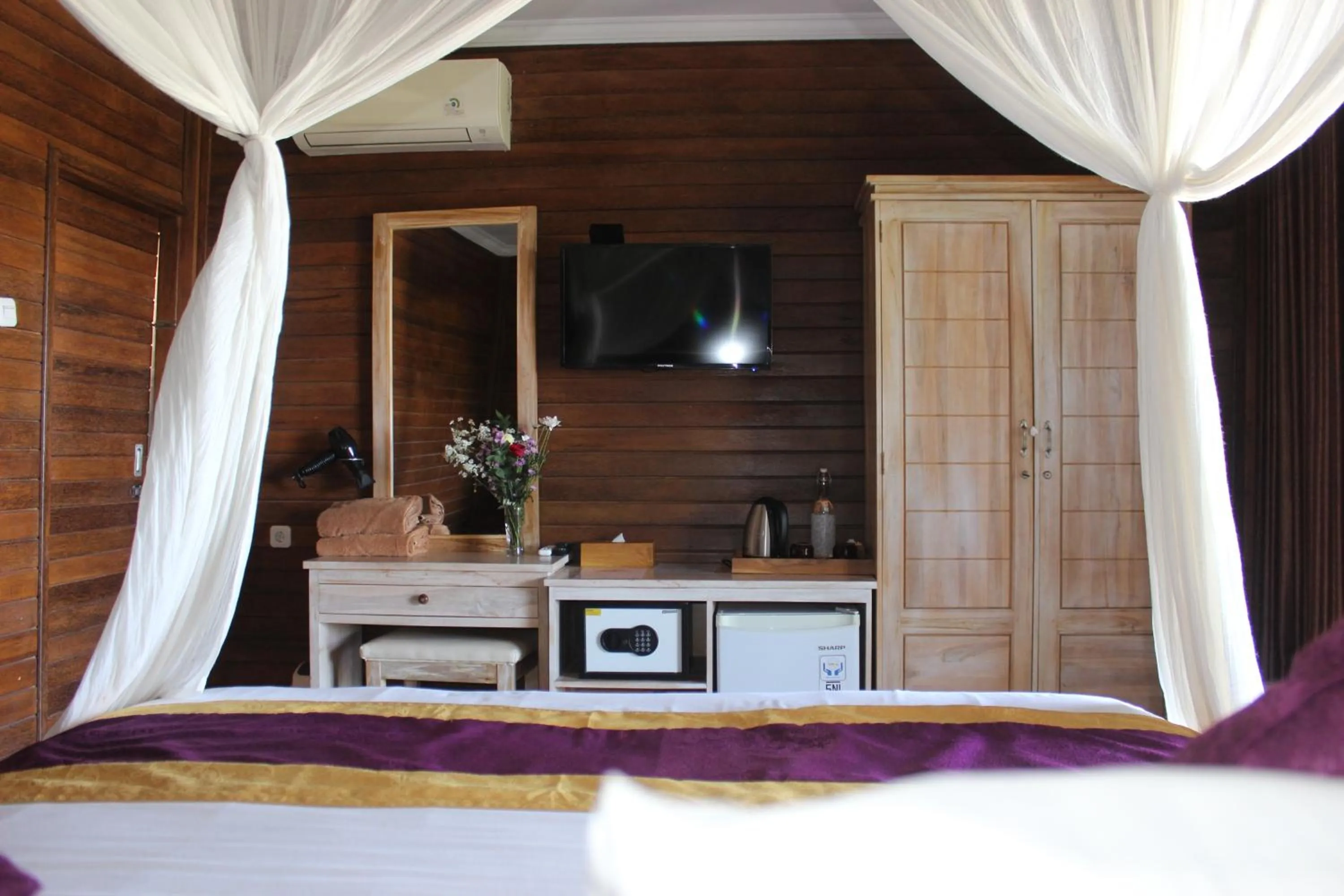 Photo of the whole room in Reynten Hill