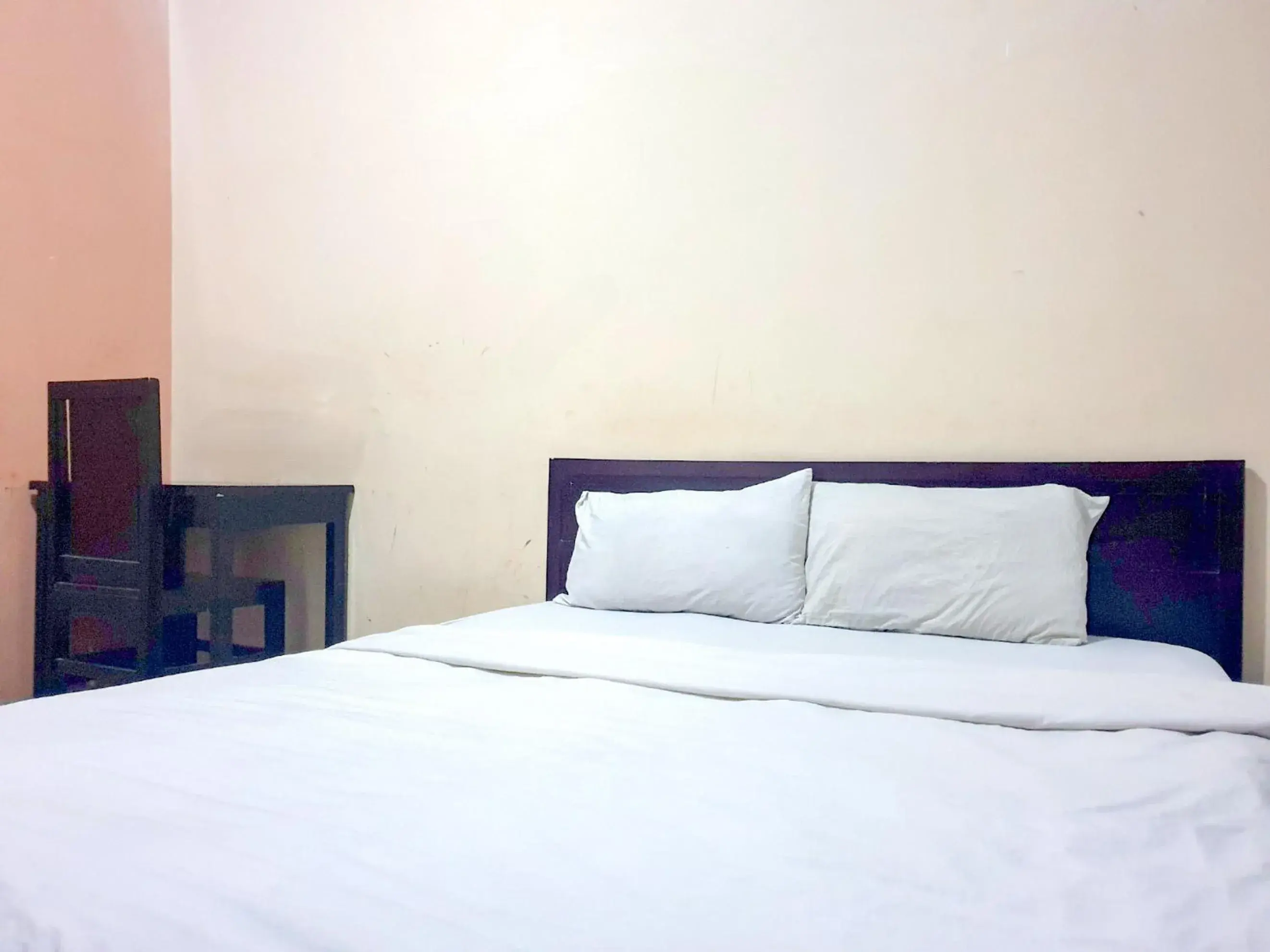 Deluxe Double Room in Grand Azizah Makassar RedPartner Deluxe Double Room in Grand Azizah Makassar RedPartner