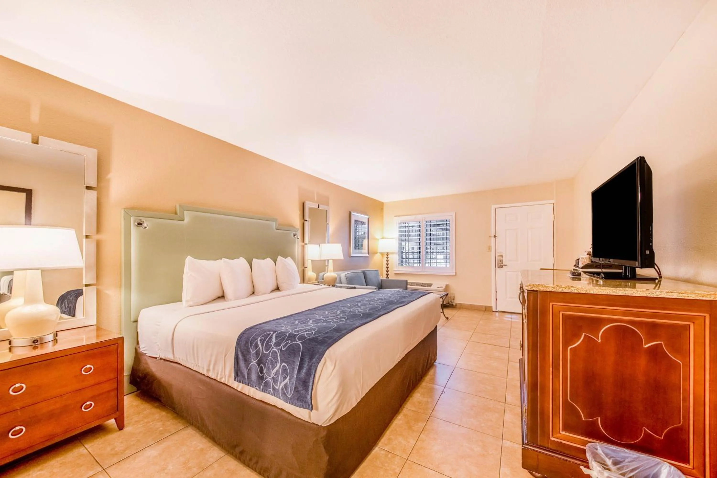 Bedroom, Bed in Seasons Florida Resort