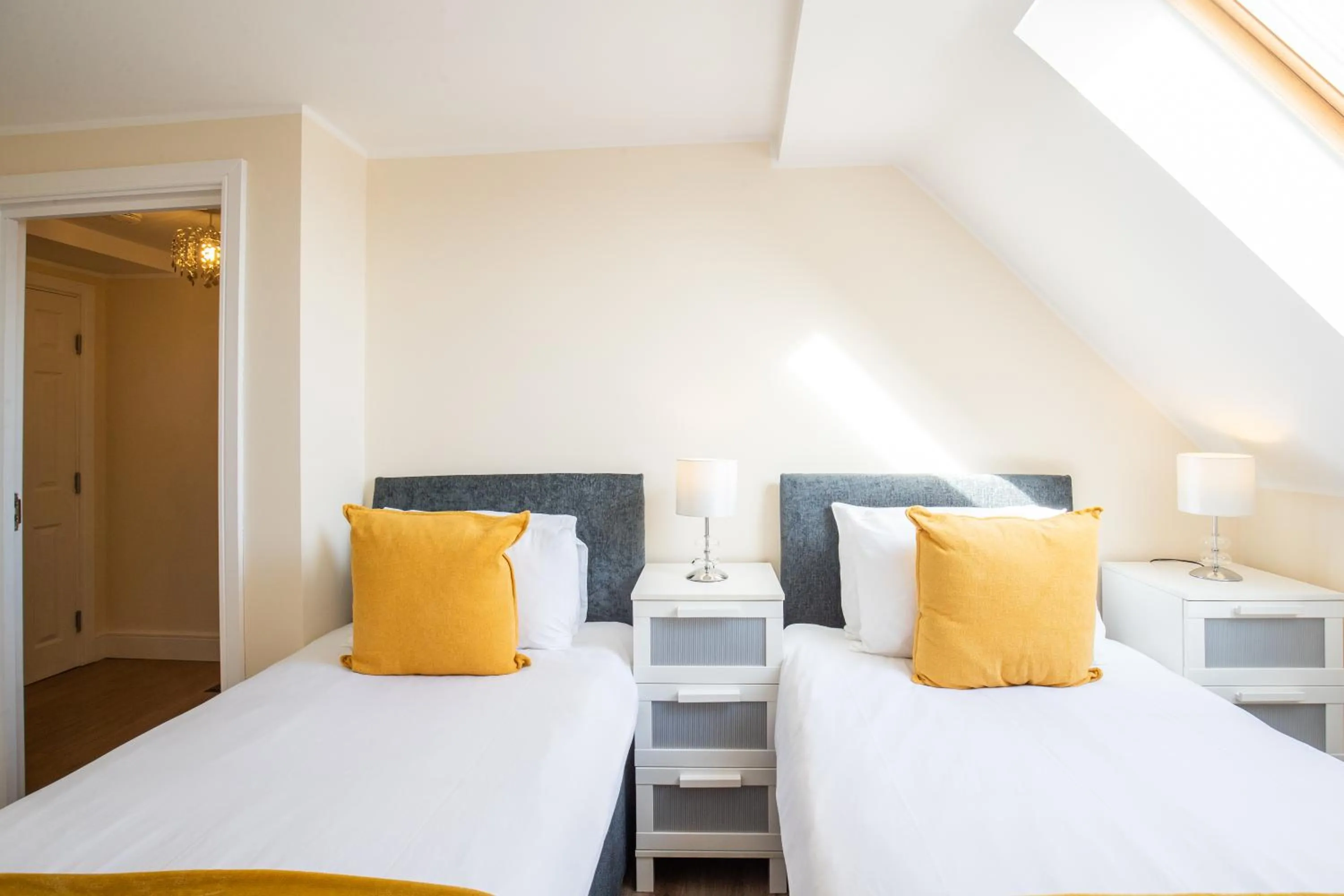 Bedroom, Bed in Velvet 2-bedroom apartment, Clockhouse, Hoddesdon