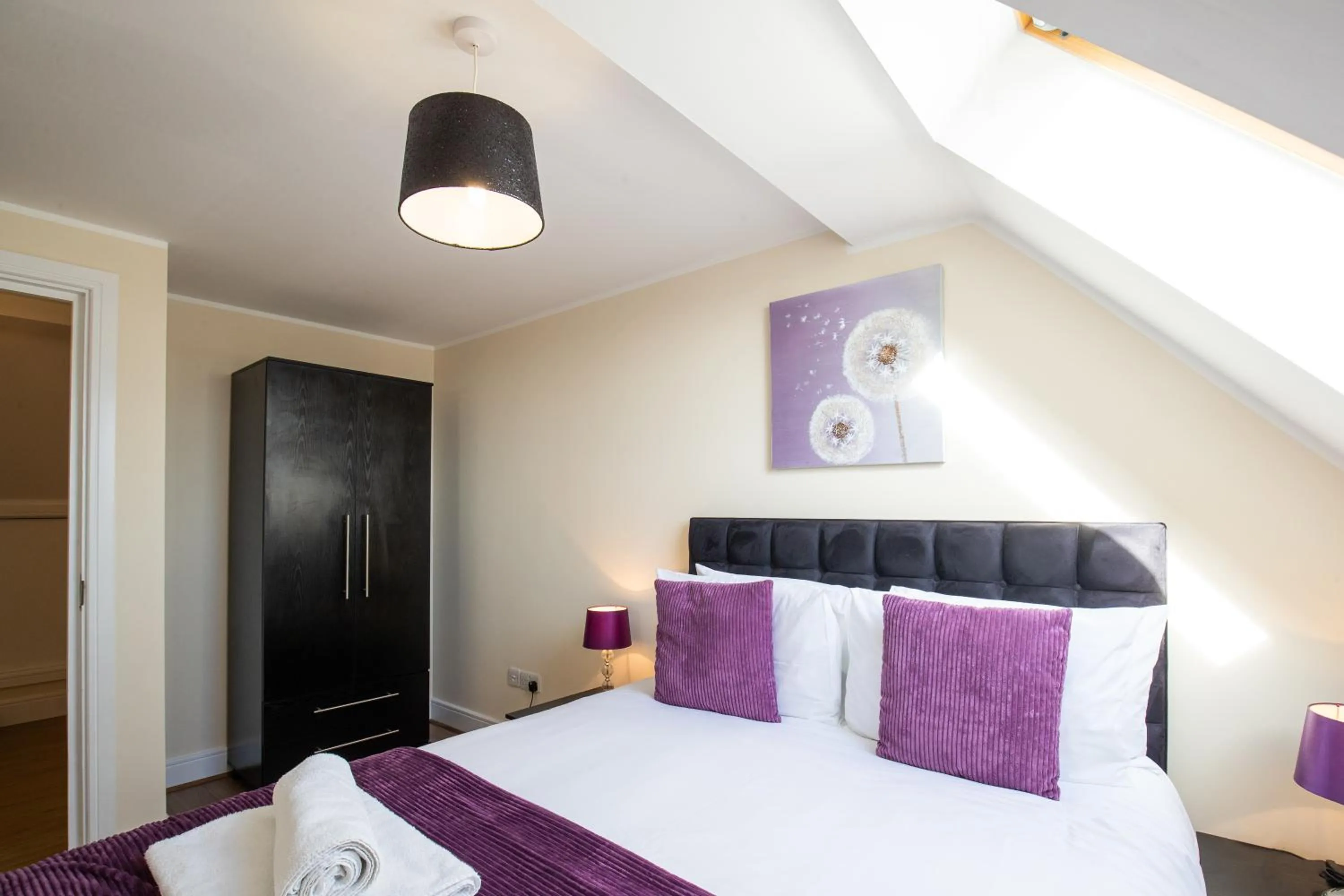 Bedroom, Bed in Velvet 2-bedroom apartment, Clockhouse, Hoddesdon
