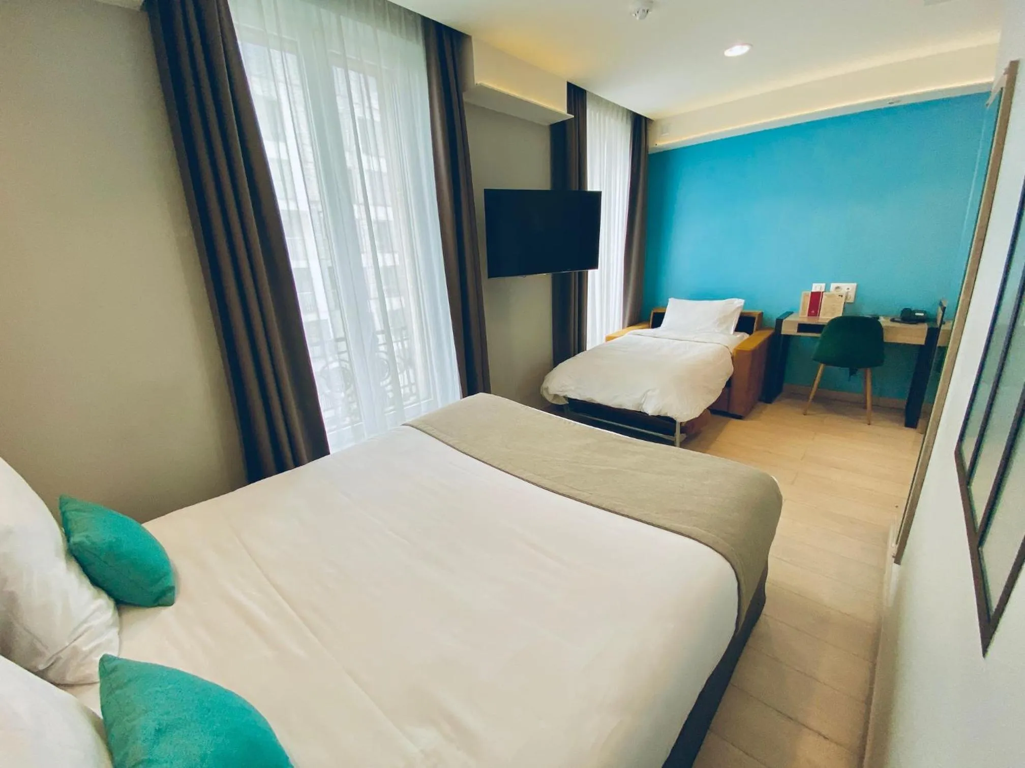 Photo of the whole room, Bed in Grand Hôtel Clichy Paris