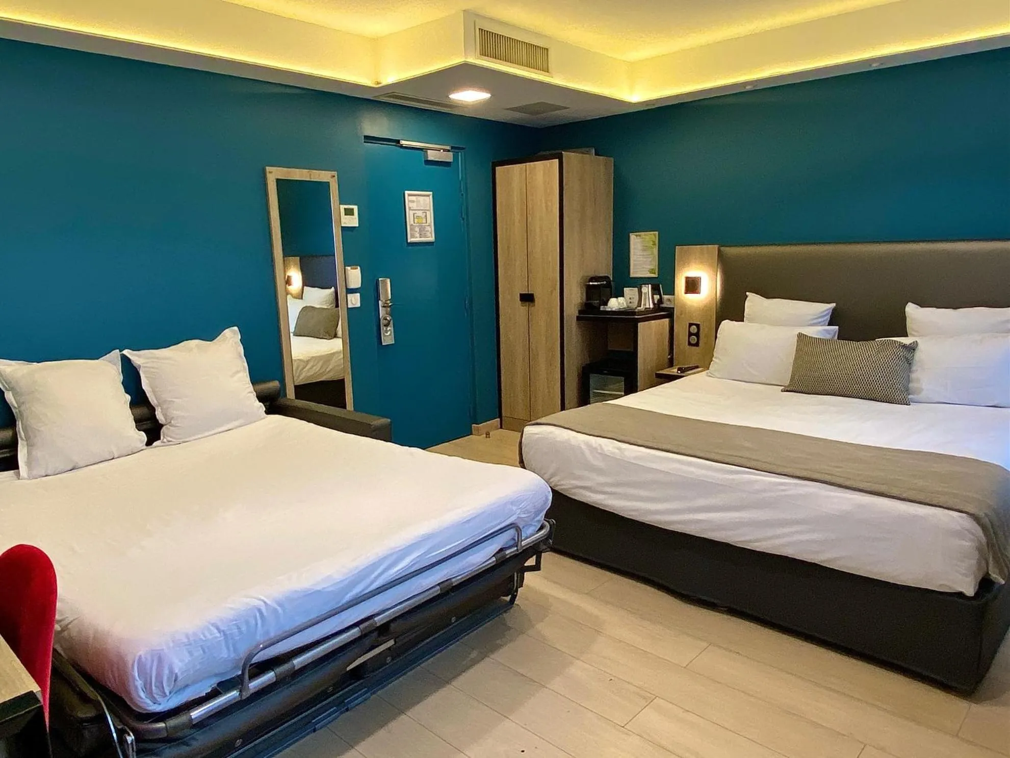 Bed in Grand Hôtel Clichy Paris