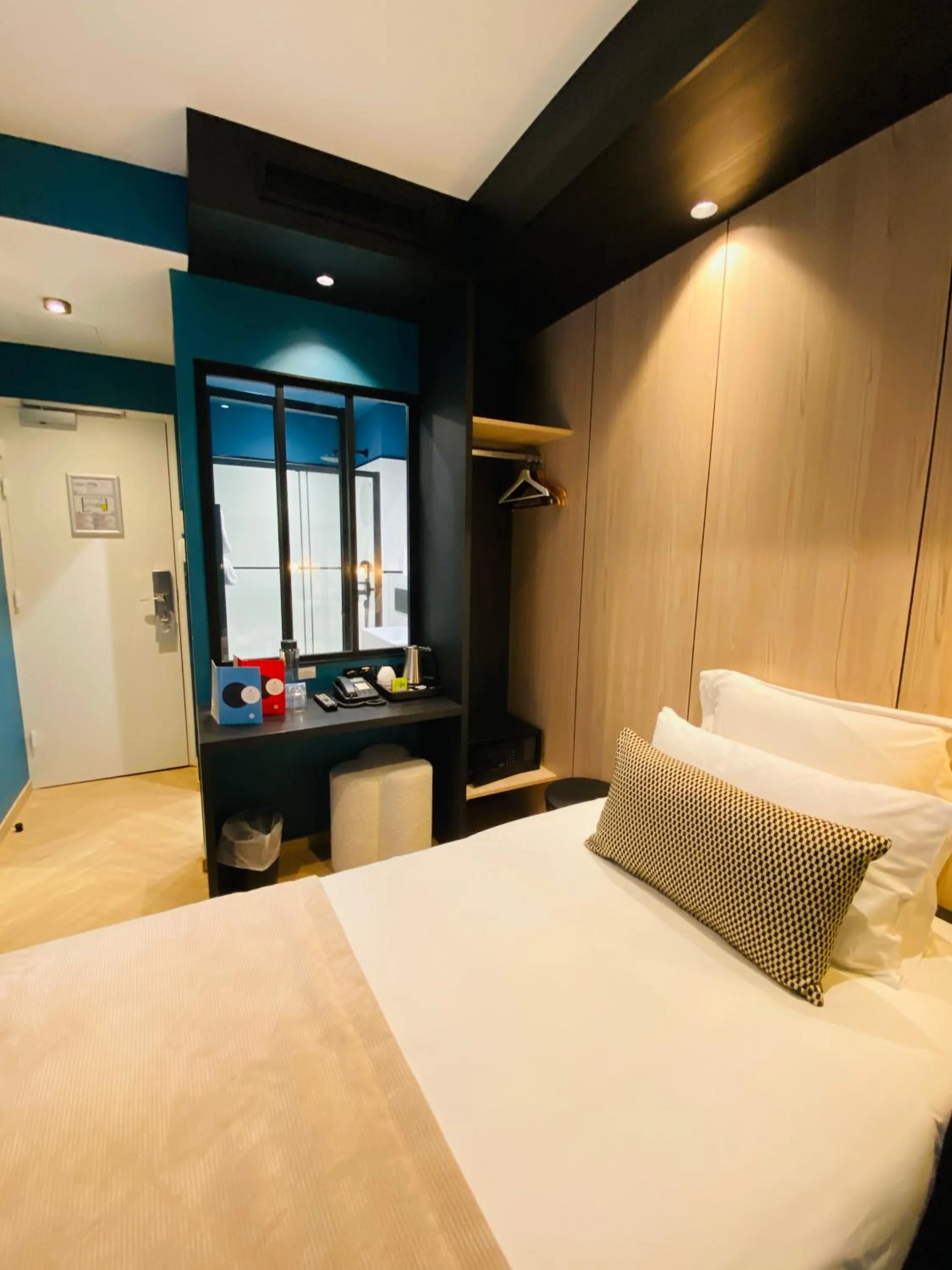 Bed in Grand Hôtel Clichy Paris