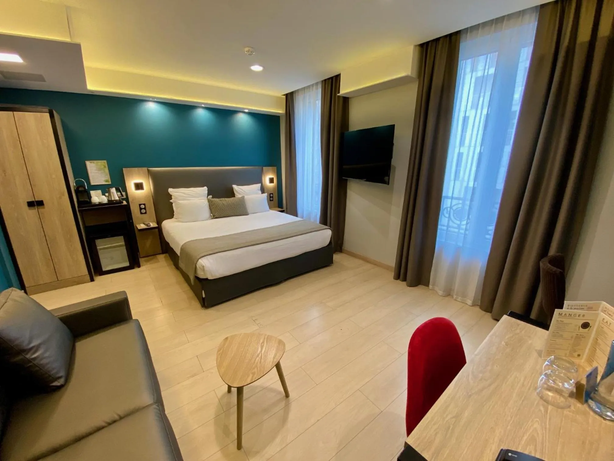 Bed in Grand Hôtel Clichy Paris