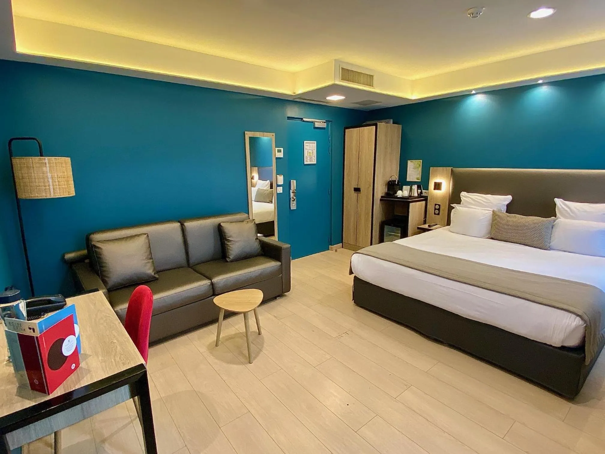 Bed in Grand Hôtel Clichy Paris