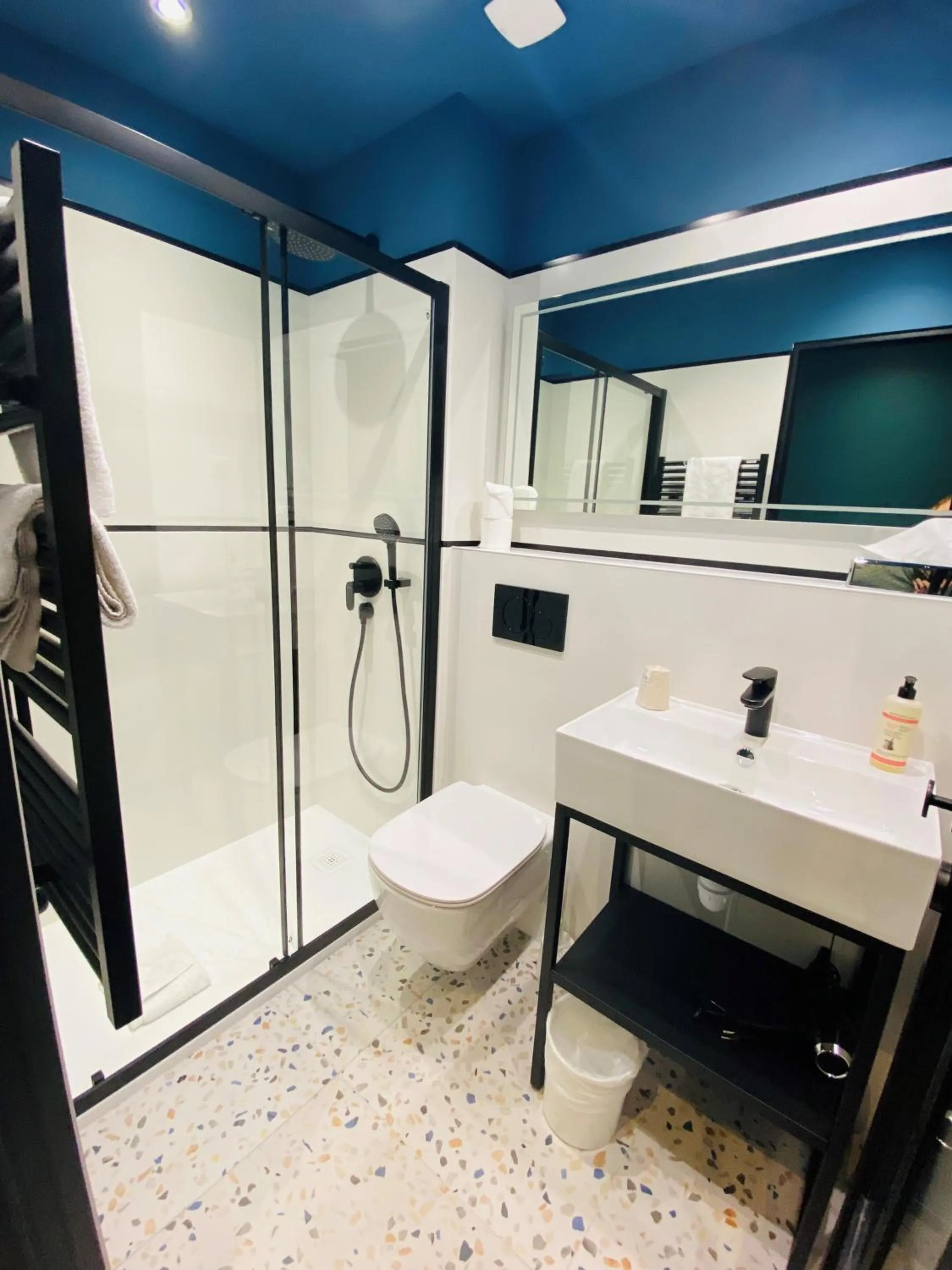 Shower in Grand Hôtel Clichy Paris