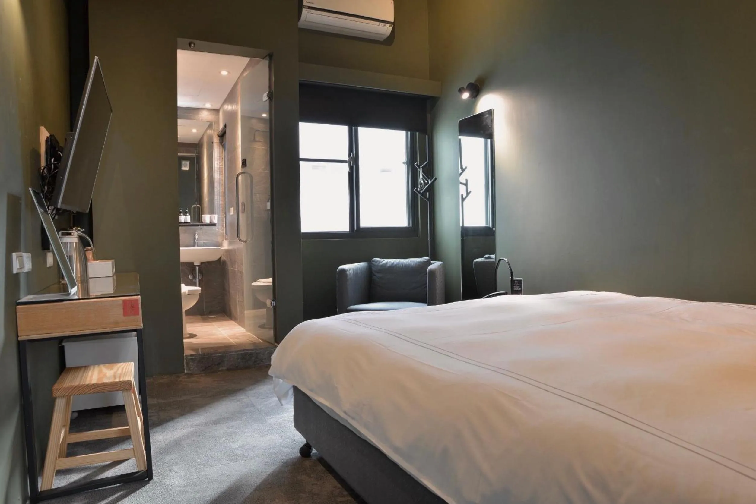 Photo of the whole room, Bed in SI Hotel