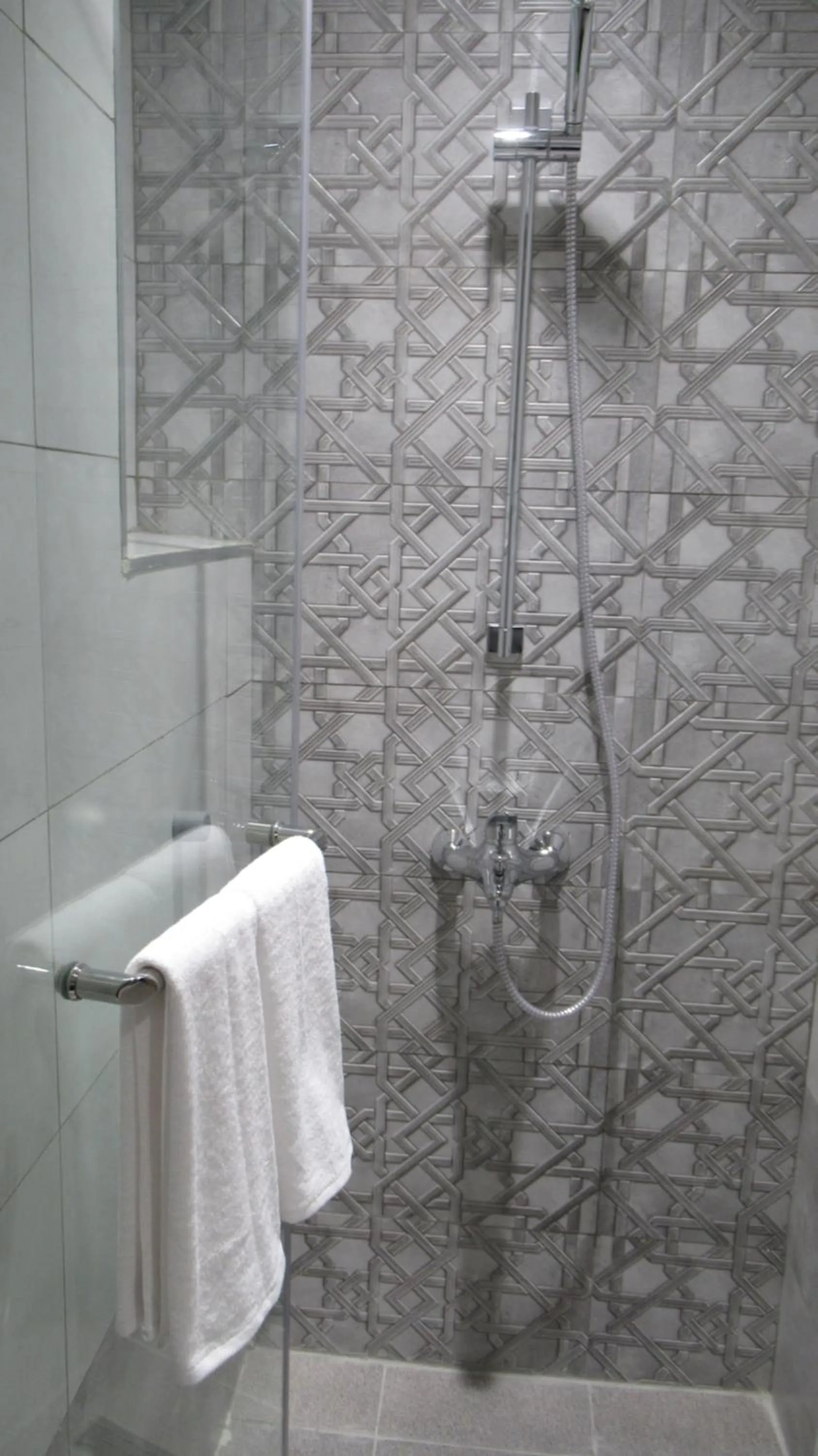 Shower in Touq Al Balad Hotel