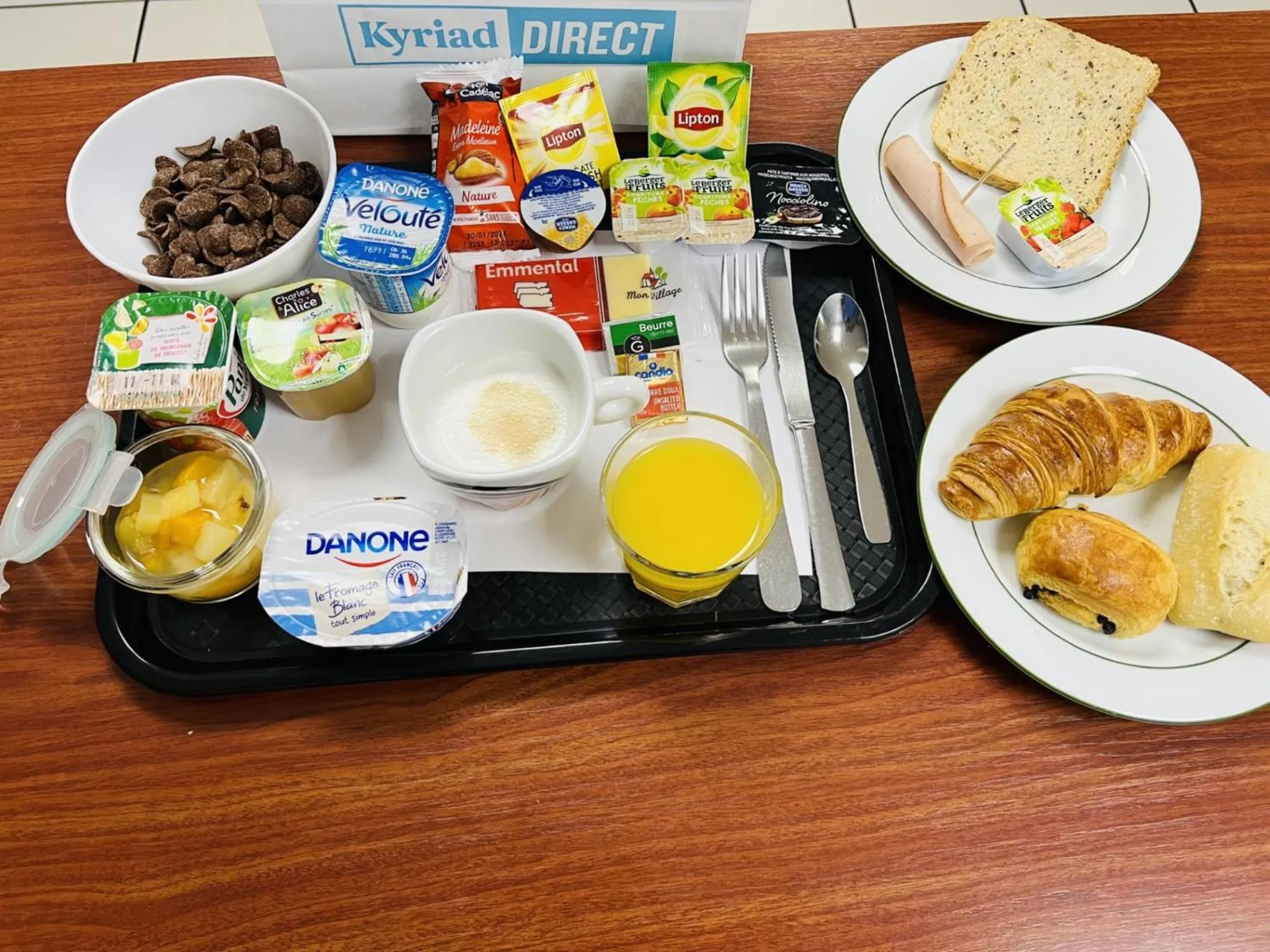 Breakfast in Kyriad Direct Val de Reuil