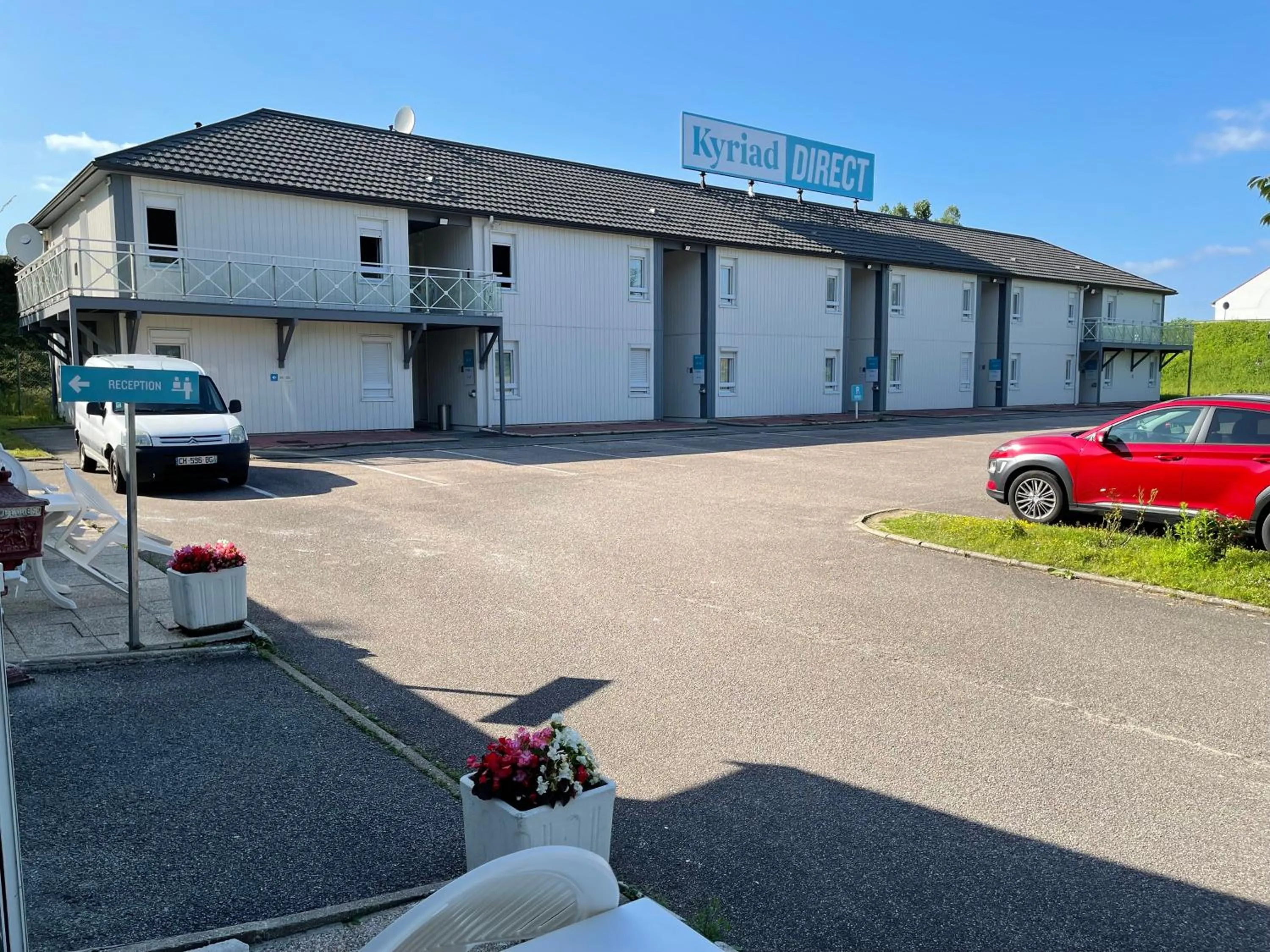 Property building in Kyriad Direct Val de Reuil