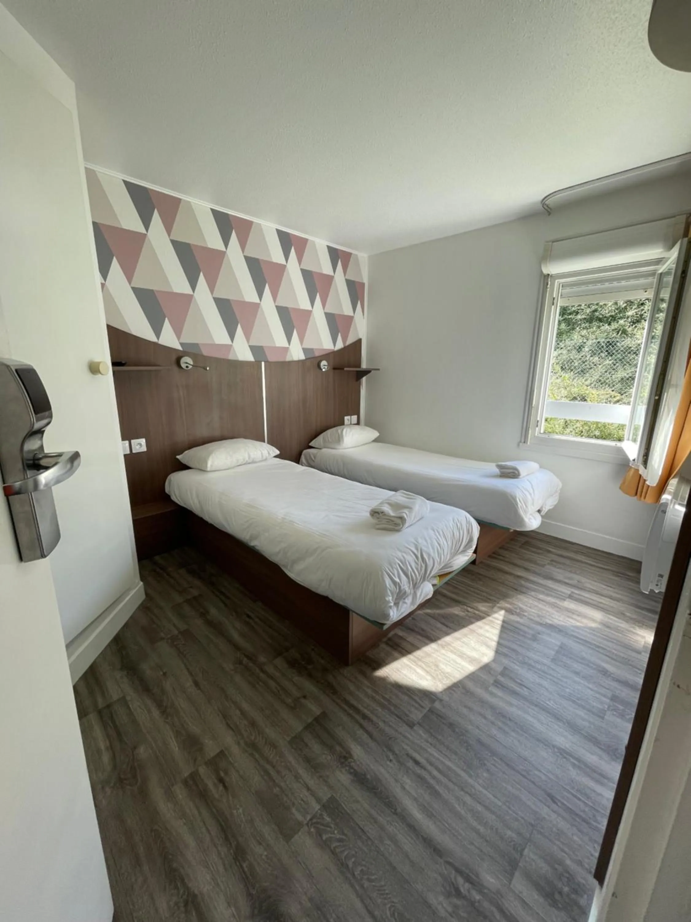 Bedroom, Bed in Kyriad Direct Val de Reuil