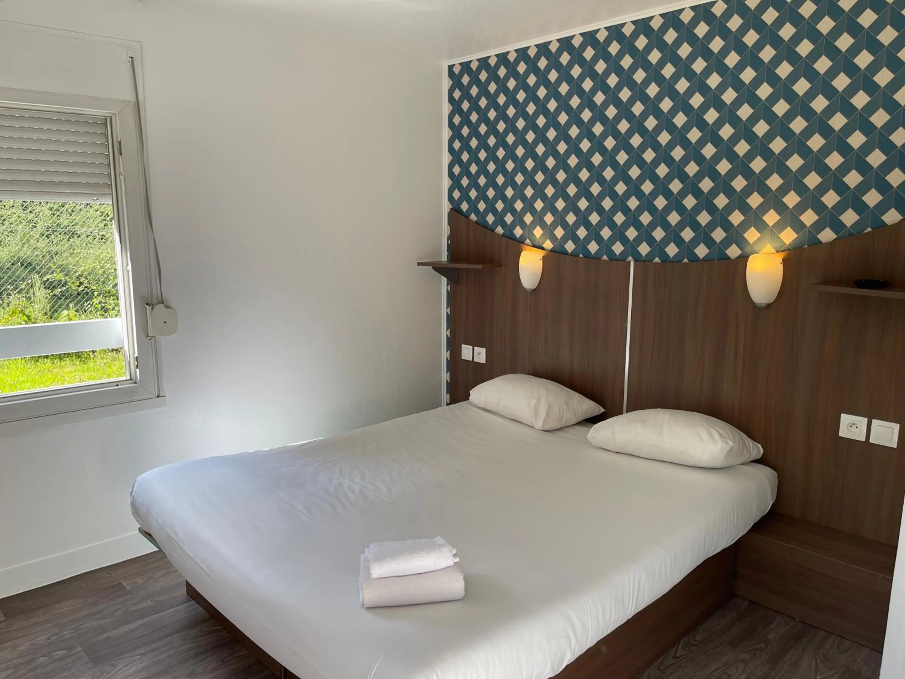 Bedroom, Bed in Kyriad Direct Val de Reuil