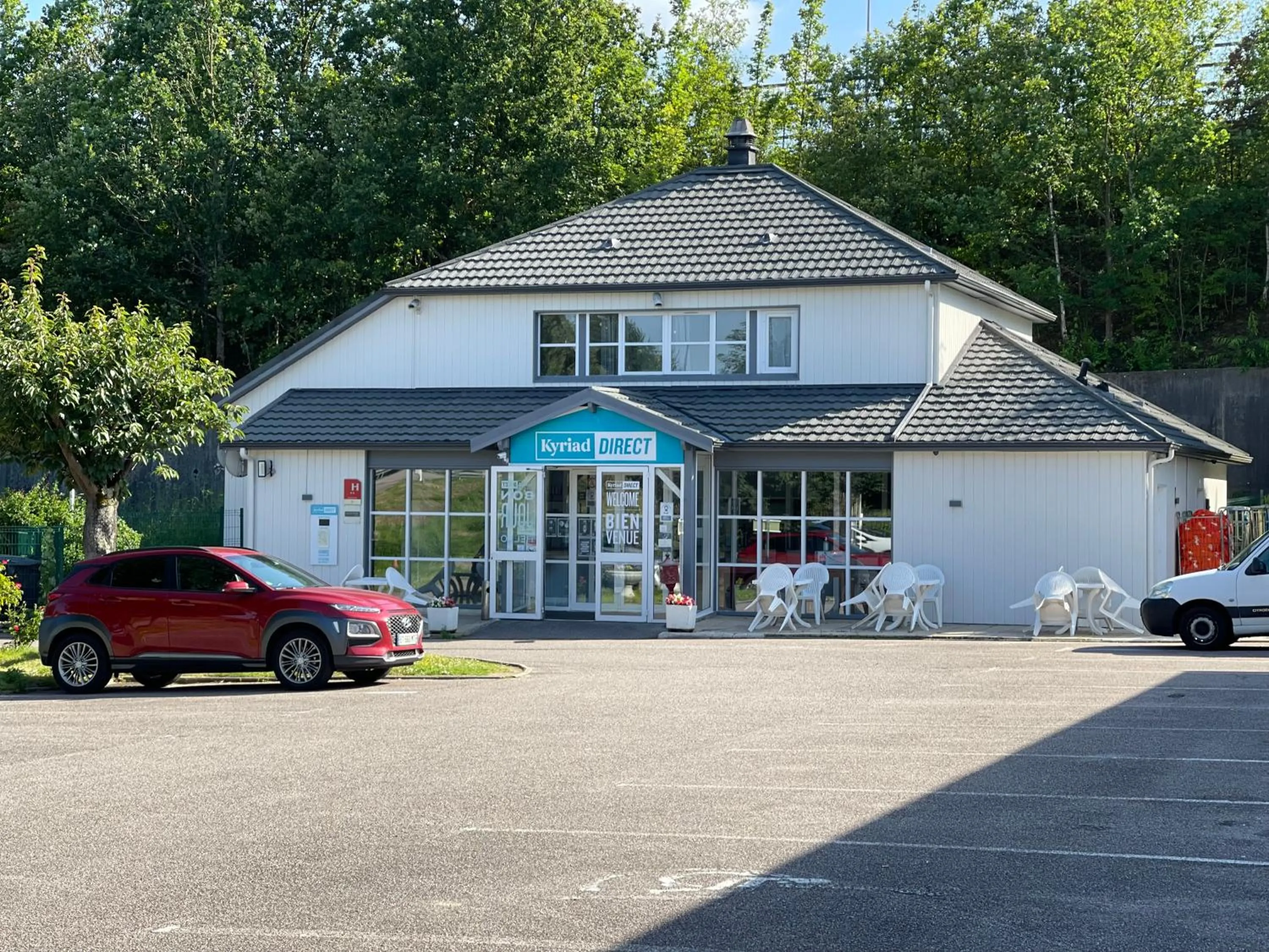 Property building in Kyriad Direct Val de Reuil