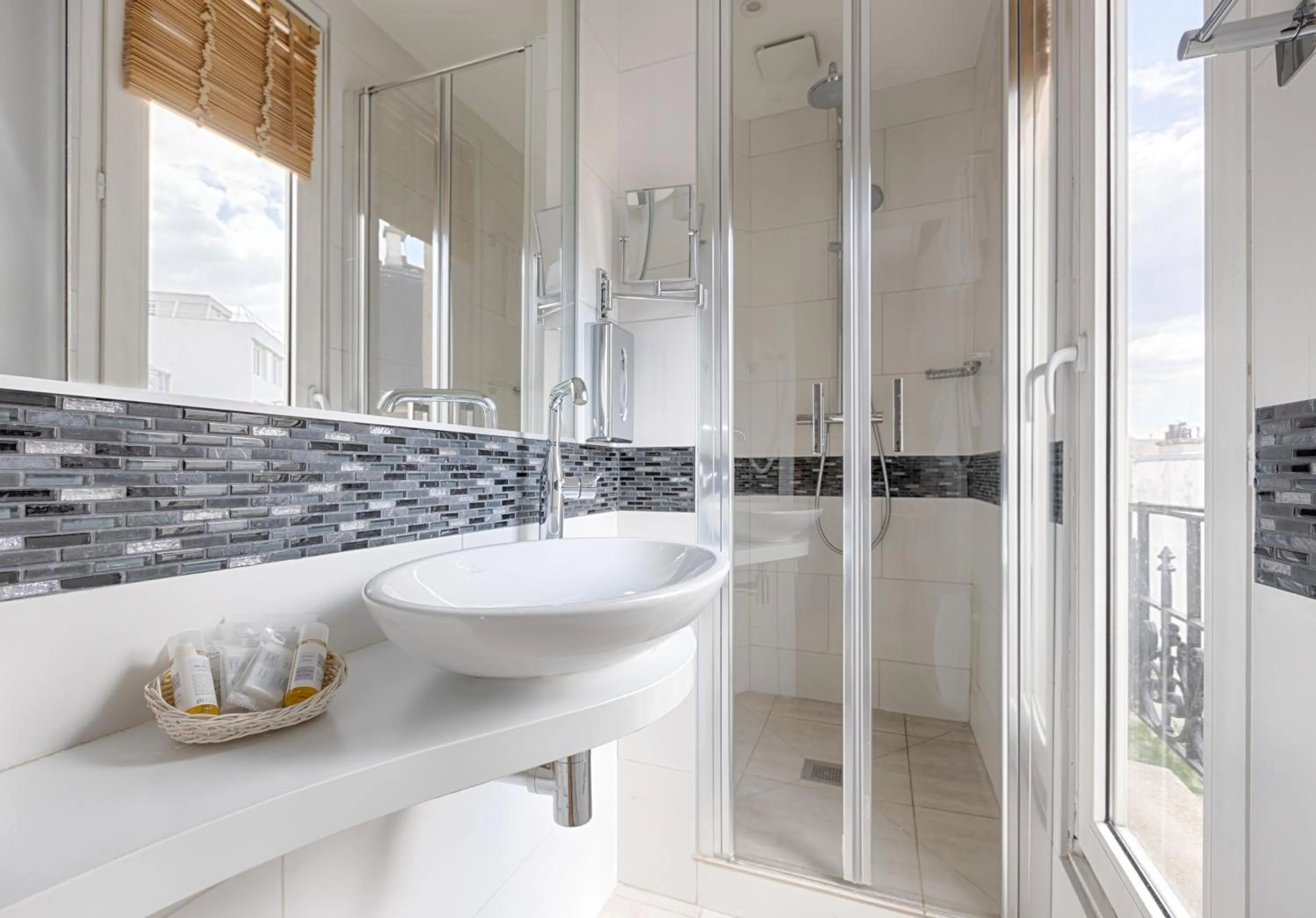 Bathroom in Apollinaire