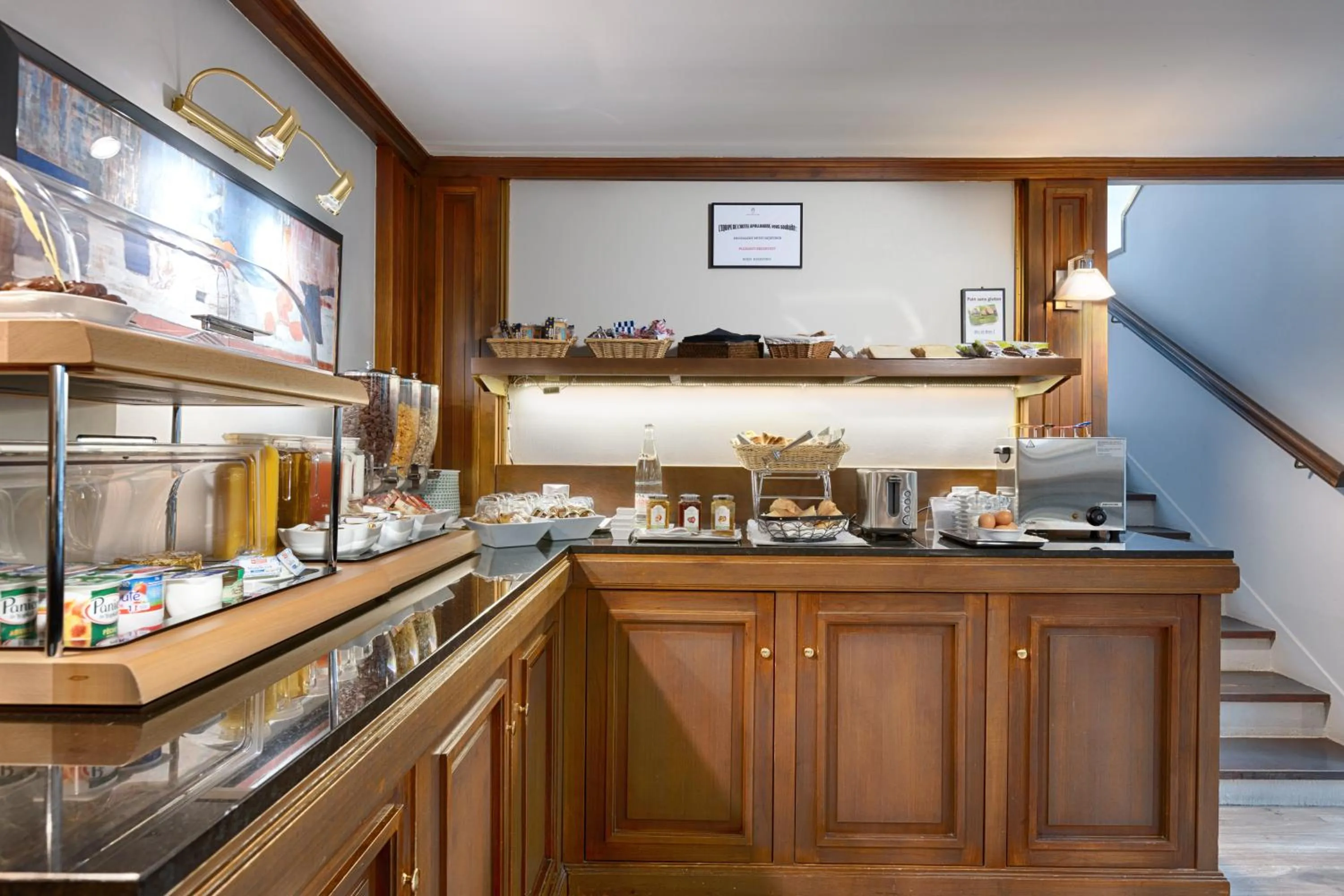 Continental breakfast in Apollinaire