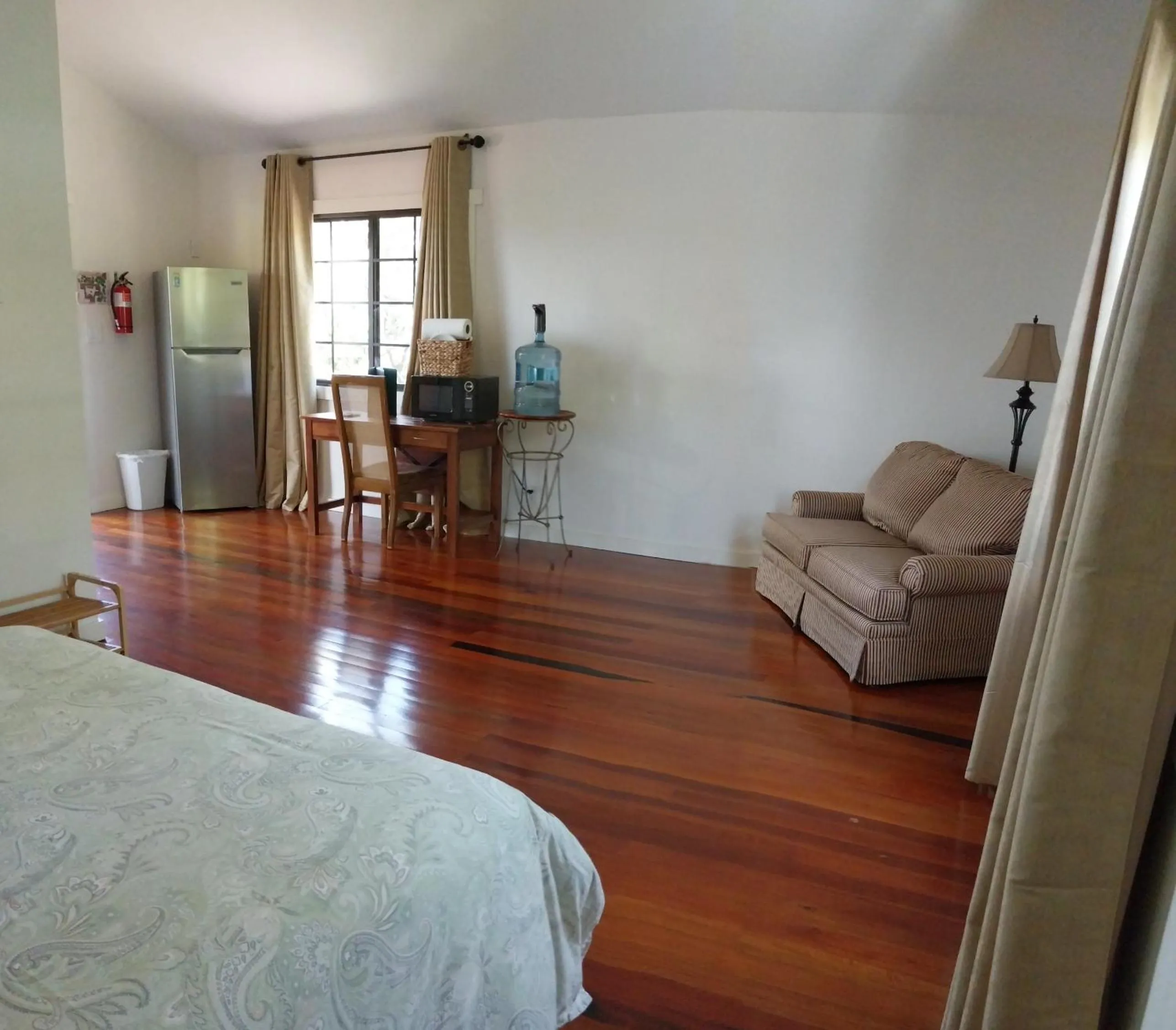 Seating area, Bed in Santa Cruz Cabins