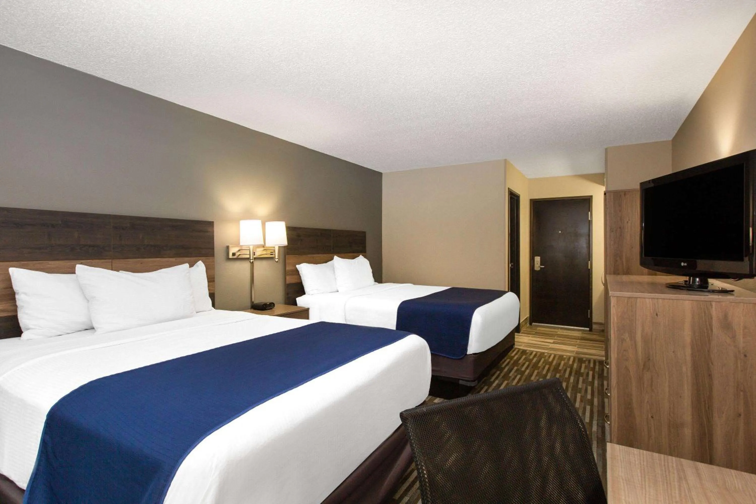 Photo of the whole room, Bed in Days Inn & Suites by Wyndham Wisconsin Dells