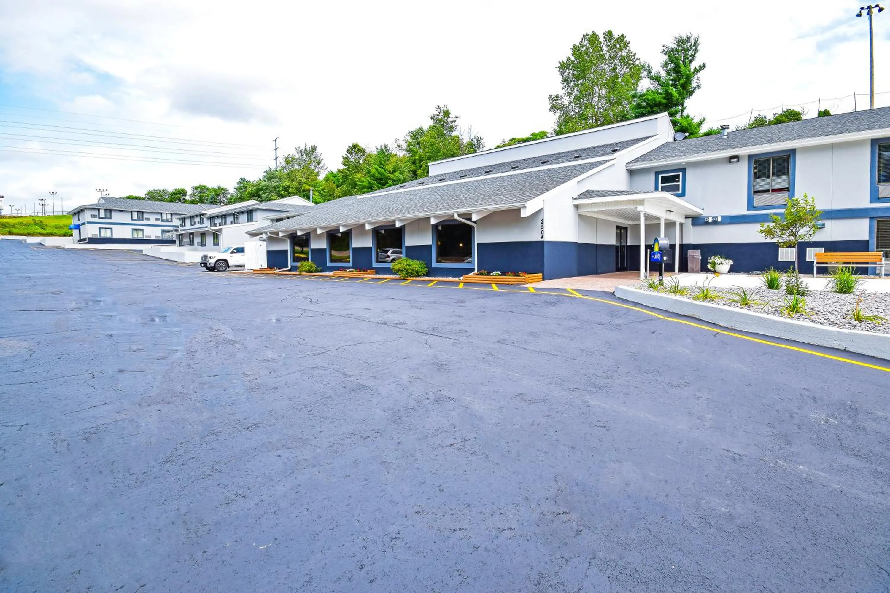 Property building in Days Inn & Suites by Wyndham Wisconsin Dells