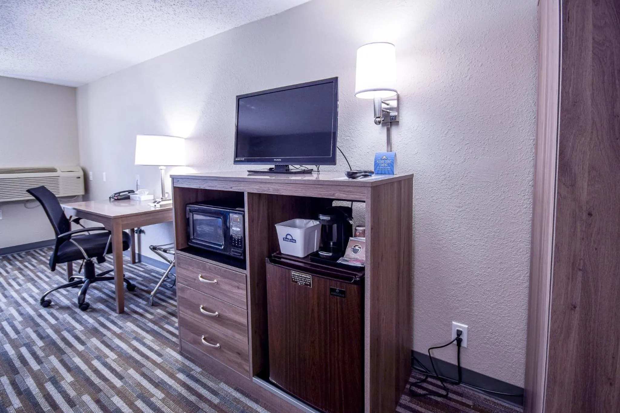 TV and multimedia in Days Inn & Suites by Wyndham Wisconsin Dells