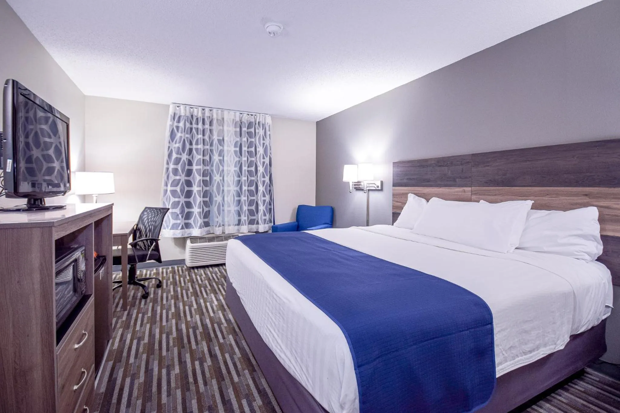 Bedroom, Bed in Days Inn & Suites by Wyndham Wisconsin Dells