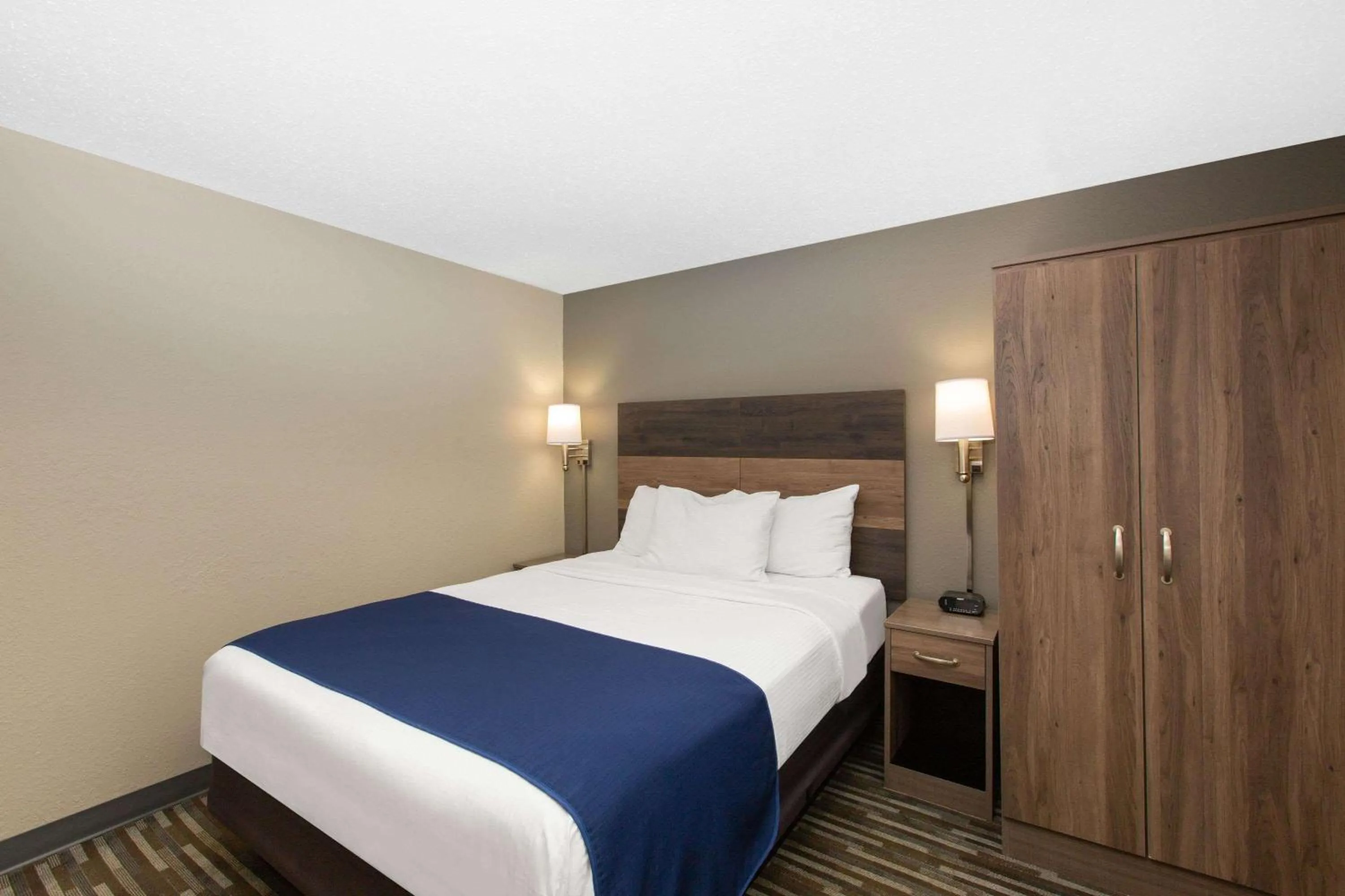 Photo of the whole room, Bed in Days Inn & Suites by Wyndham Wisconsin Dells