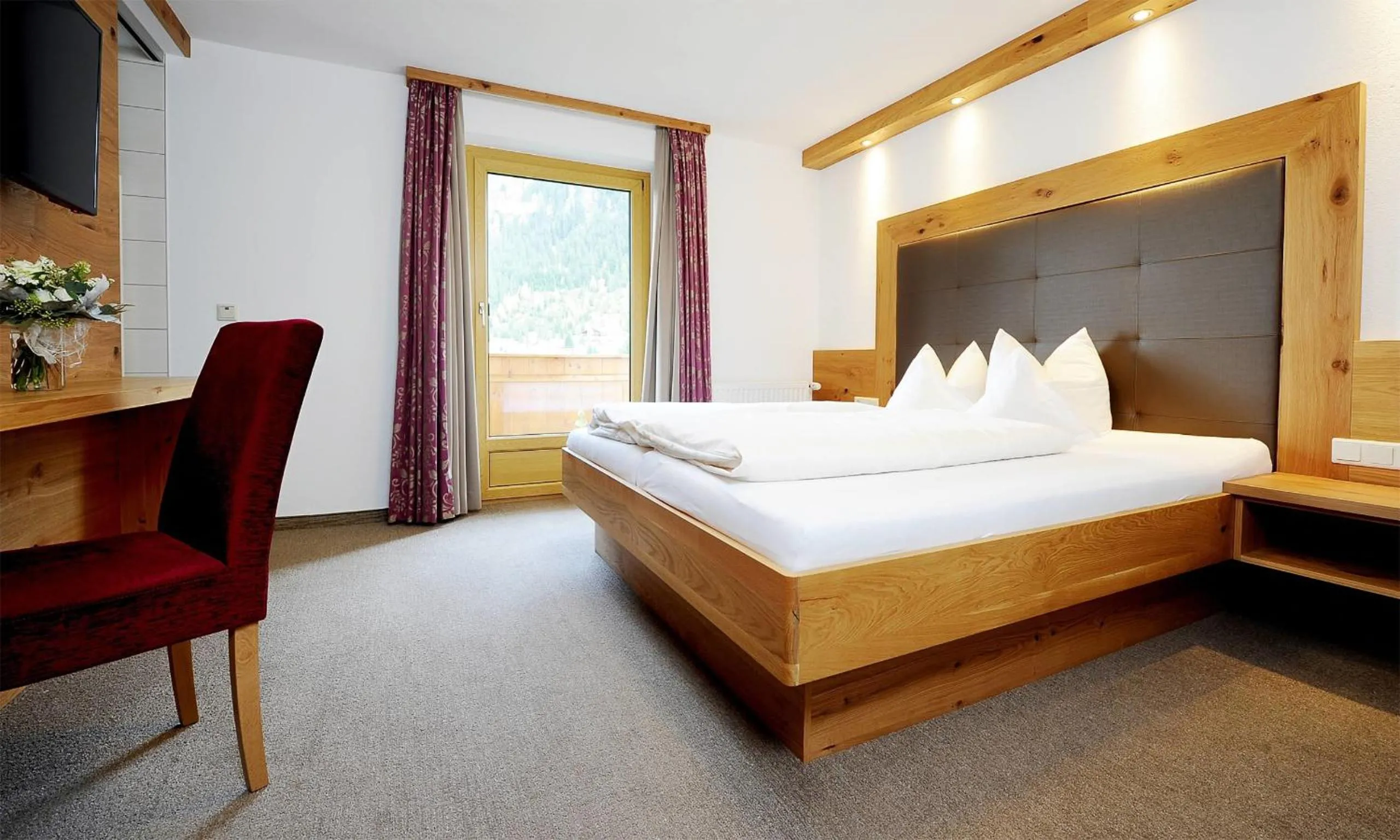 Bedroom, Bed in Apart Christine - Silvrettacard-Sommer inklusive