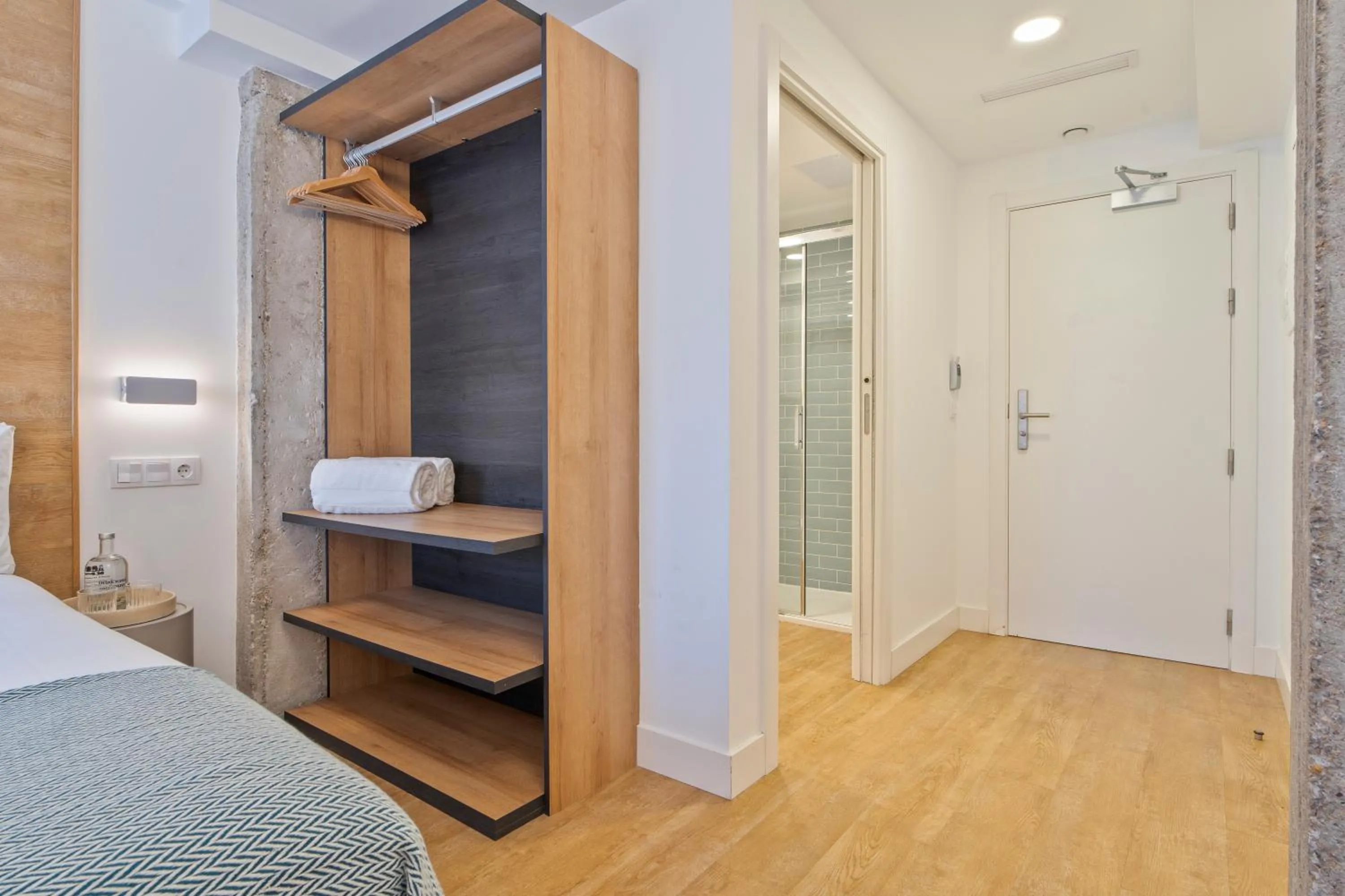 Shower, Bed in Uma Suites Ondarreta