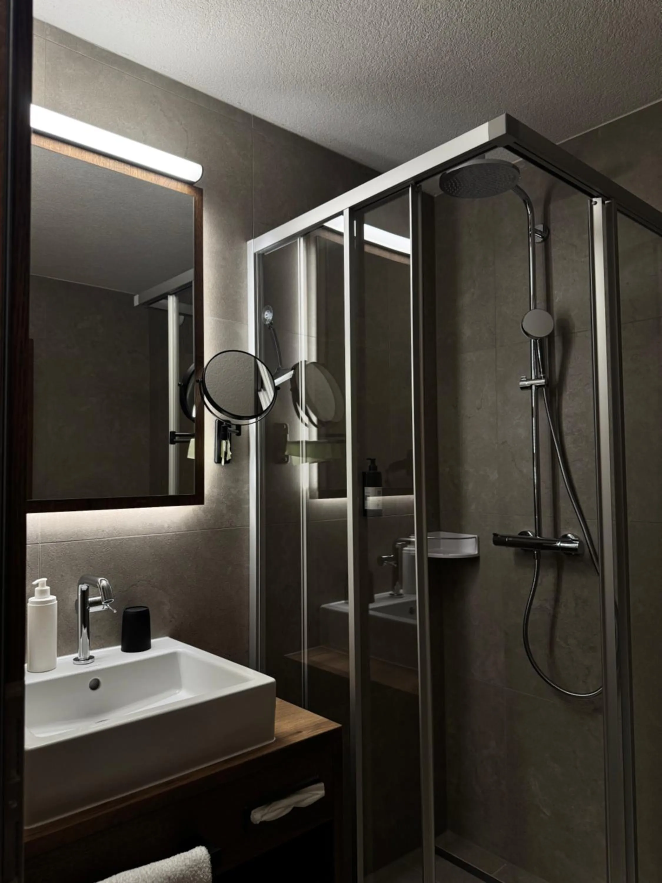 Shower in Hotel Central