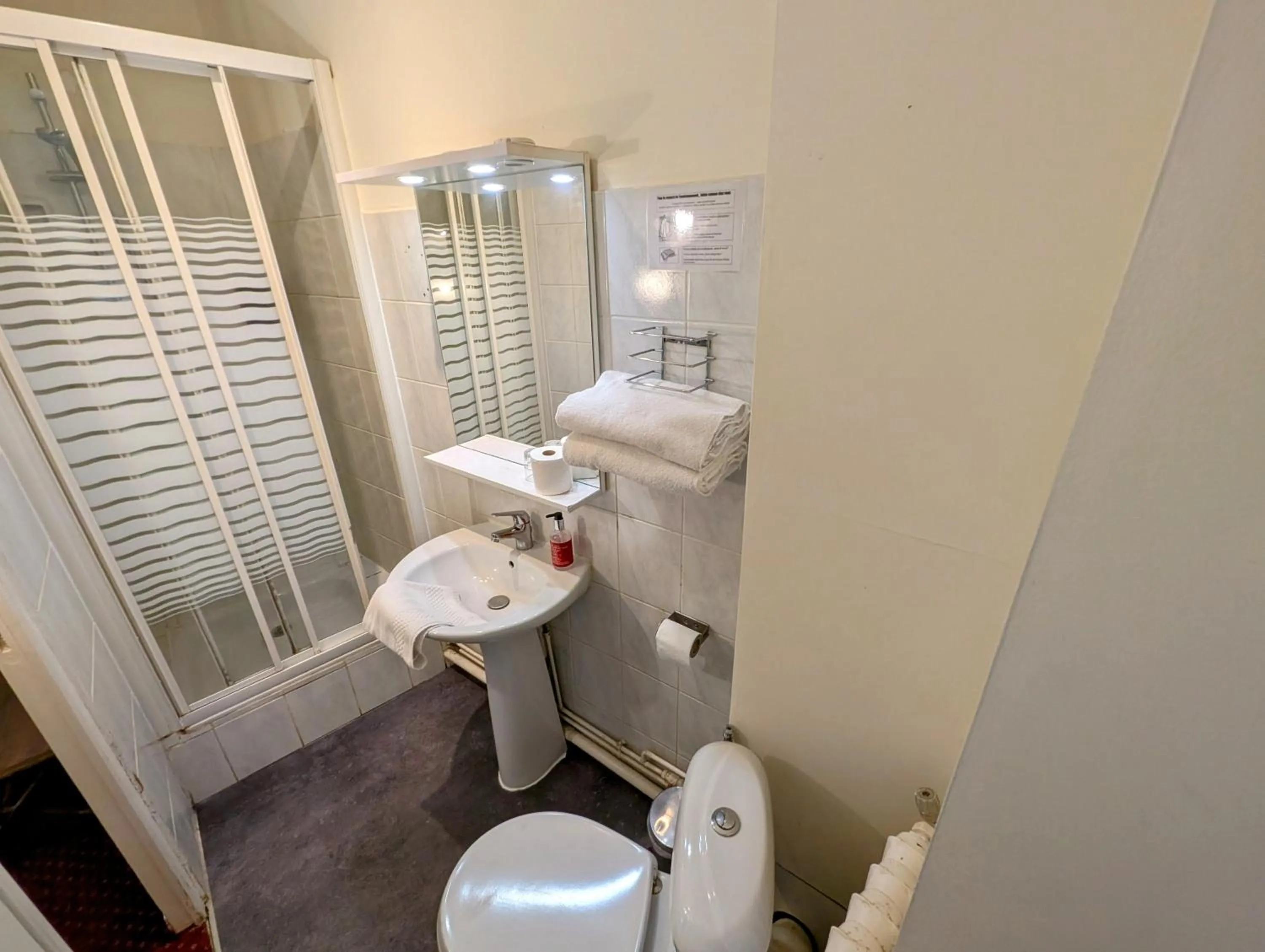 Bathroom in Hotel Iena