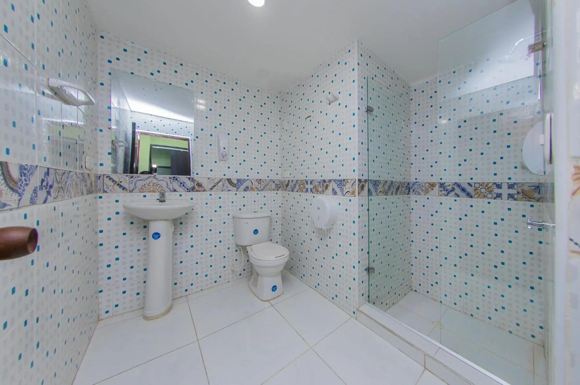 Shower in Hotel Avexi Suites By GEH Suites