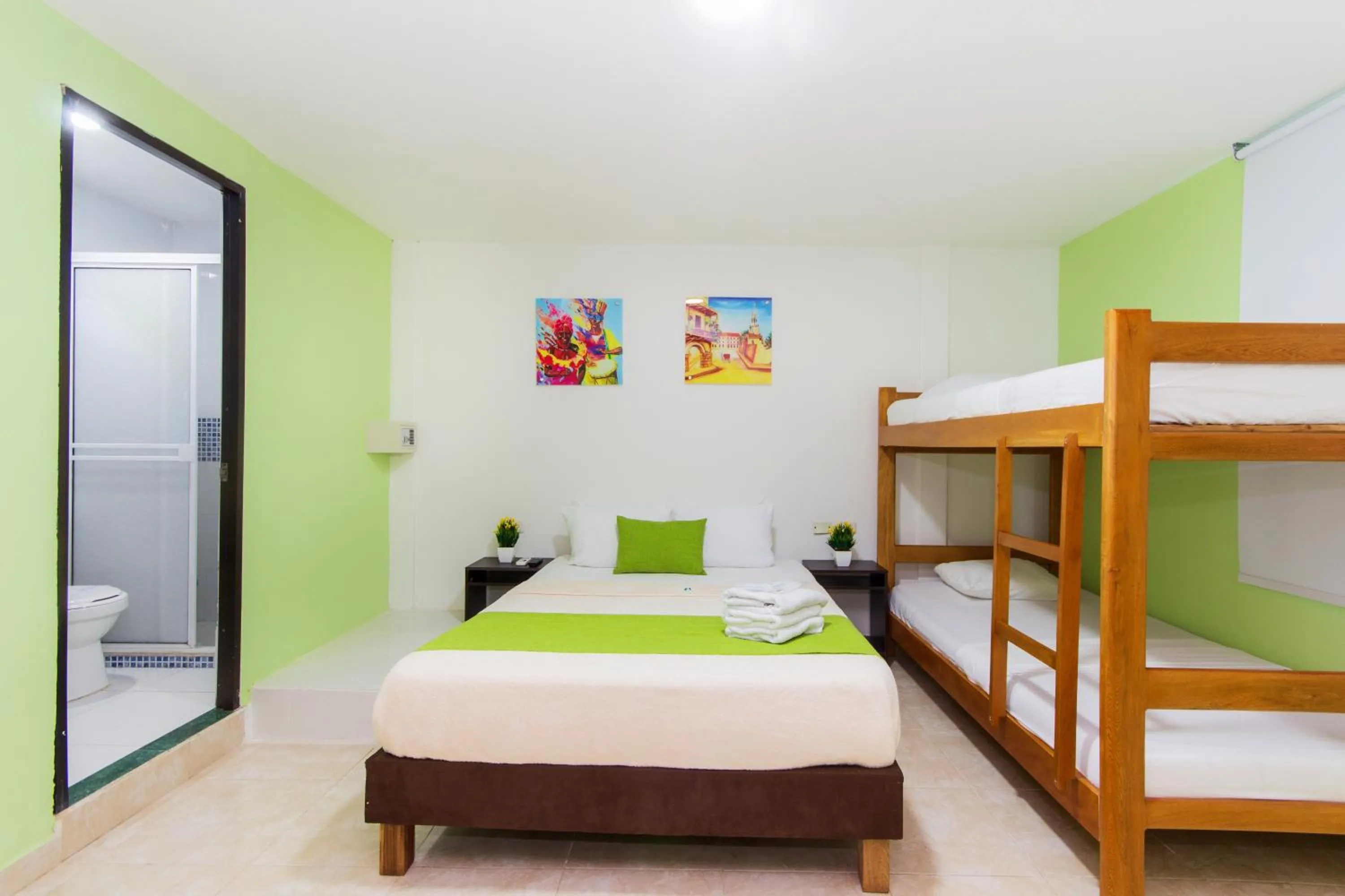 bunk bed in Hotel Avexi Suites By GEH Suites