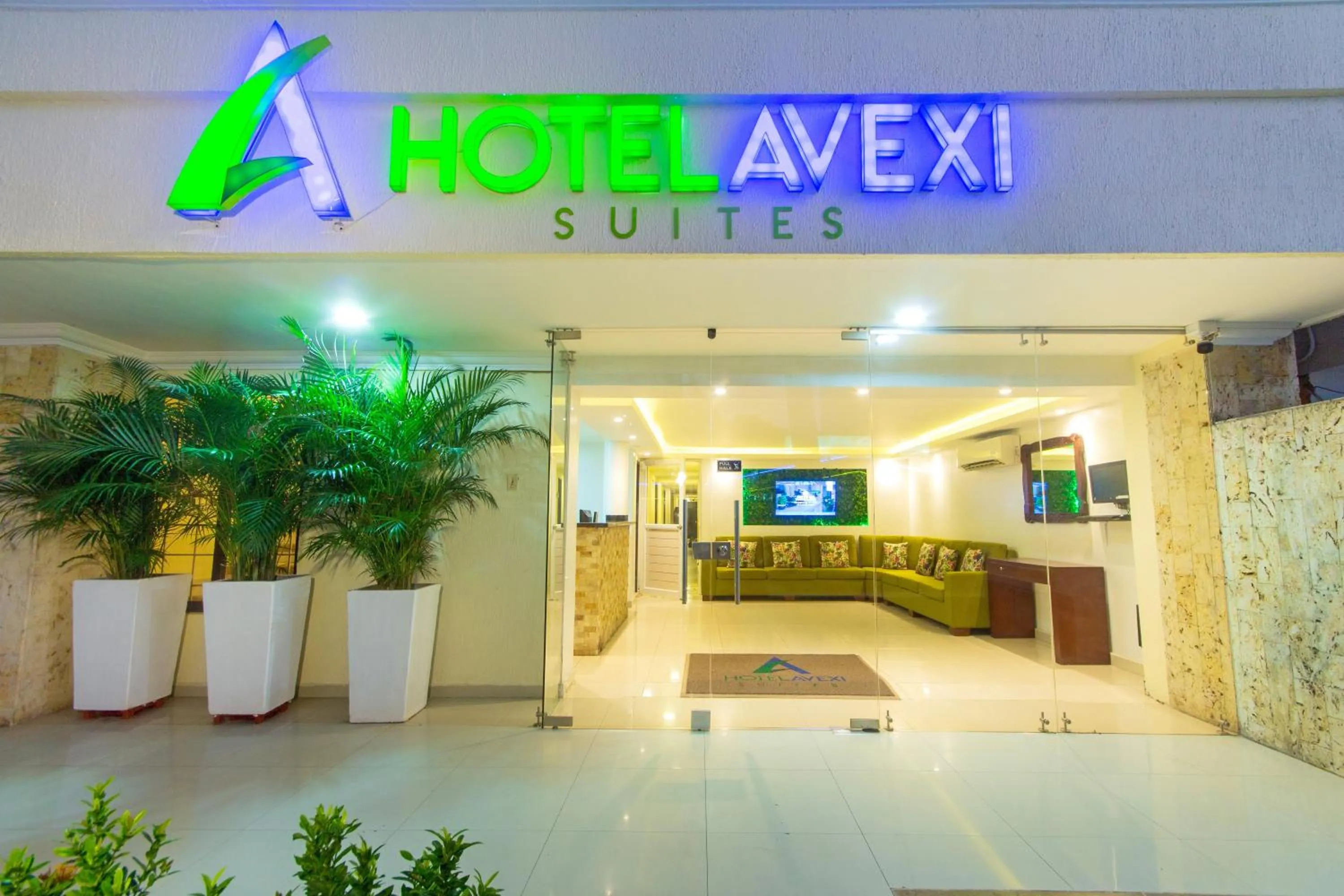 Facade/entrance in Hotel Avexi Suites By GEH Suites
