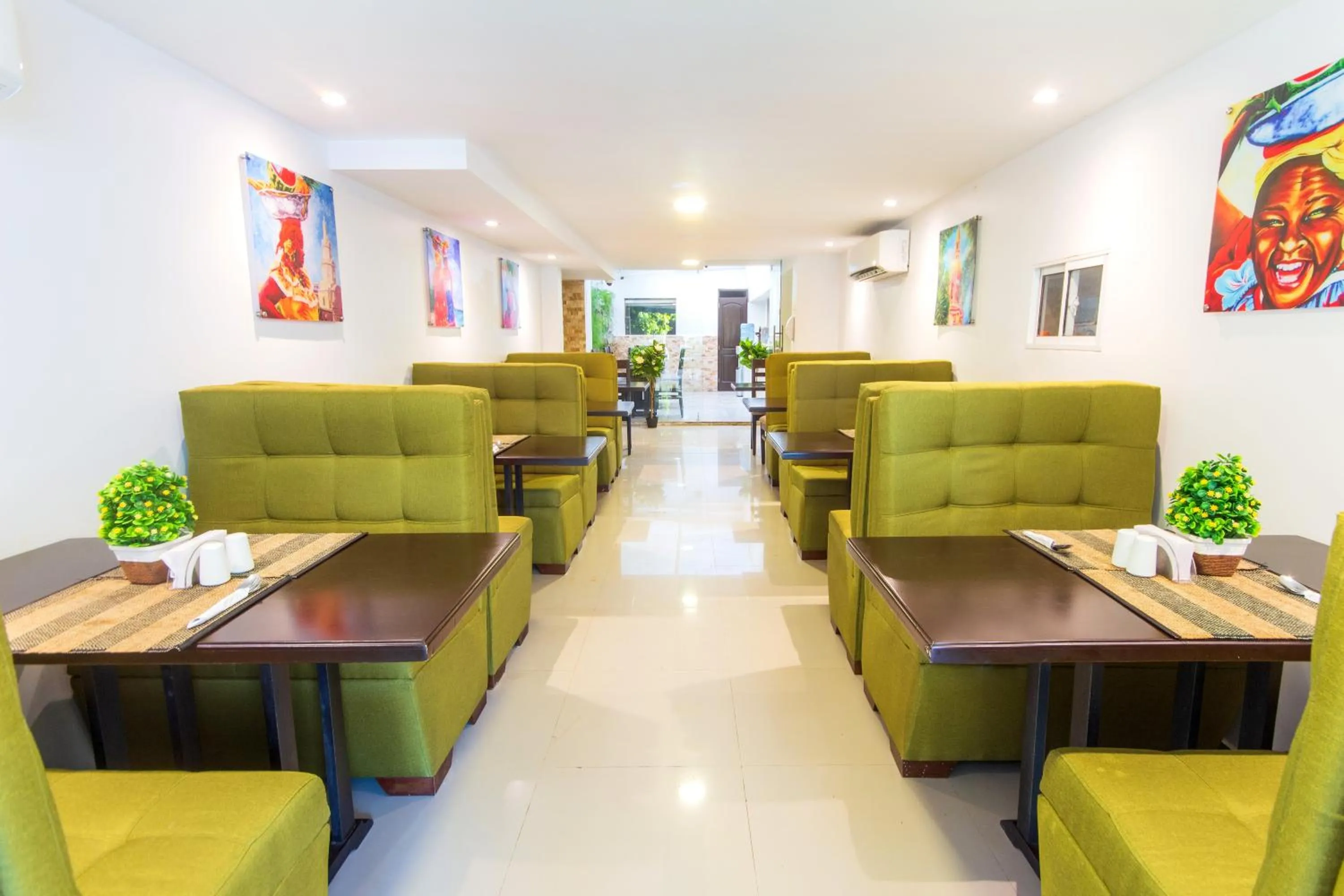 Seating area in Hotel Avexi Suites By GEH Suites
