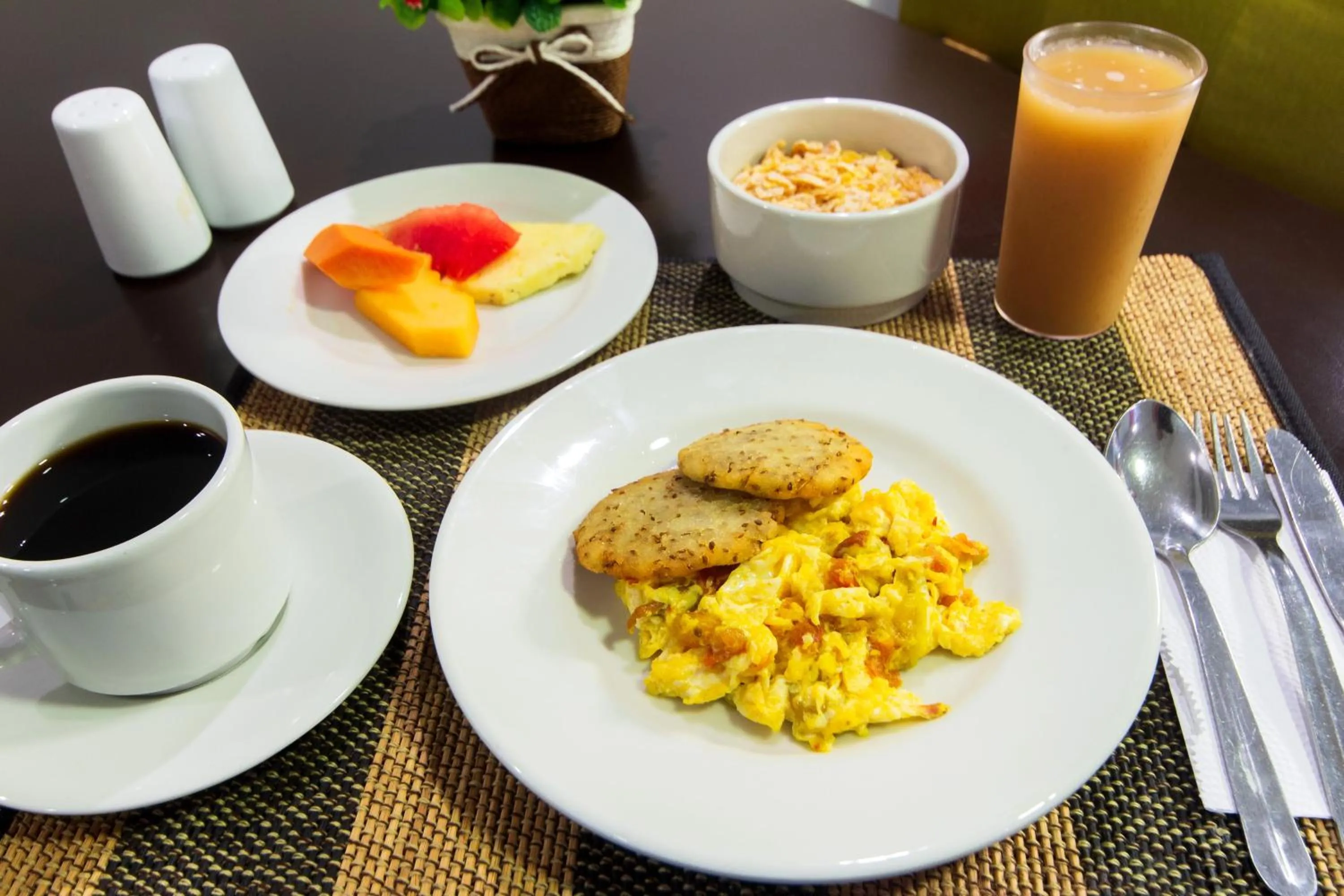 Food and drinks in Hotel Avexi Suites By GEH Suites