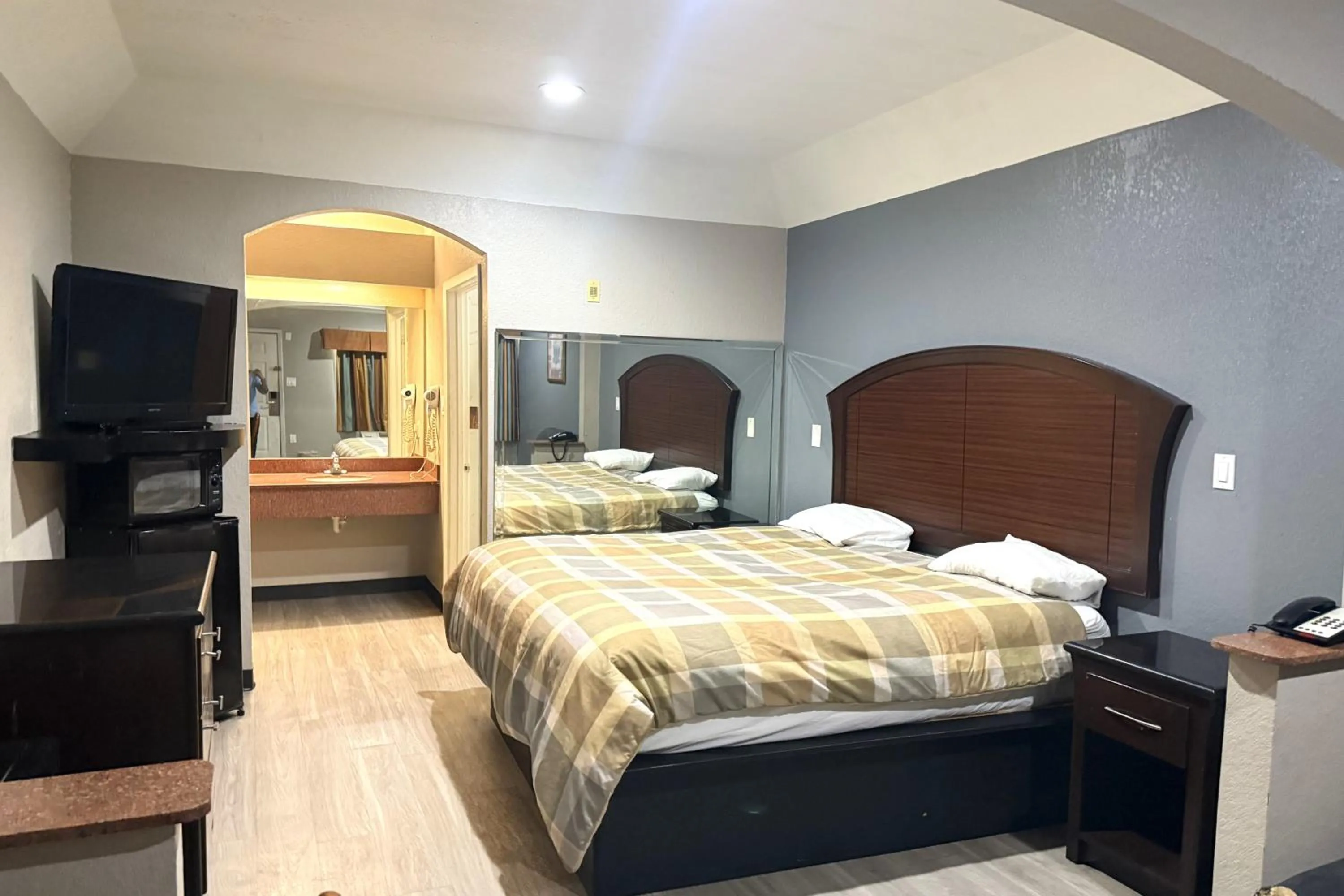 Bedroom, Bed in Hotel O Regency Suites Houston - IAH Beltway 8